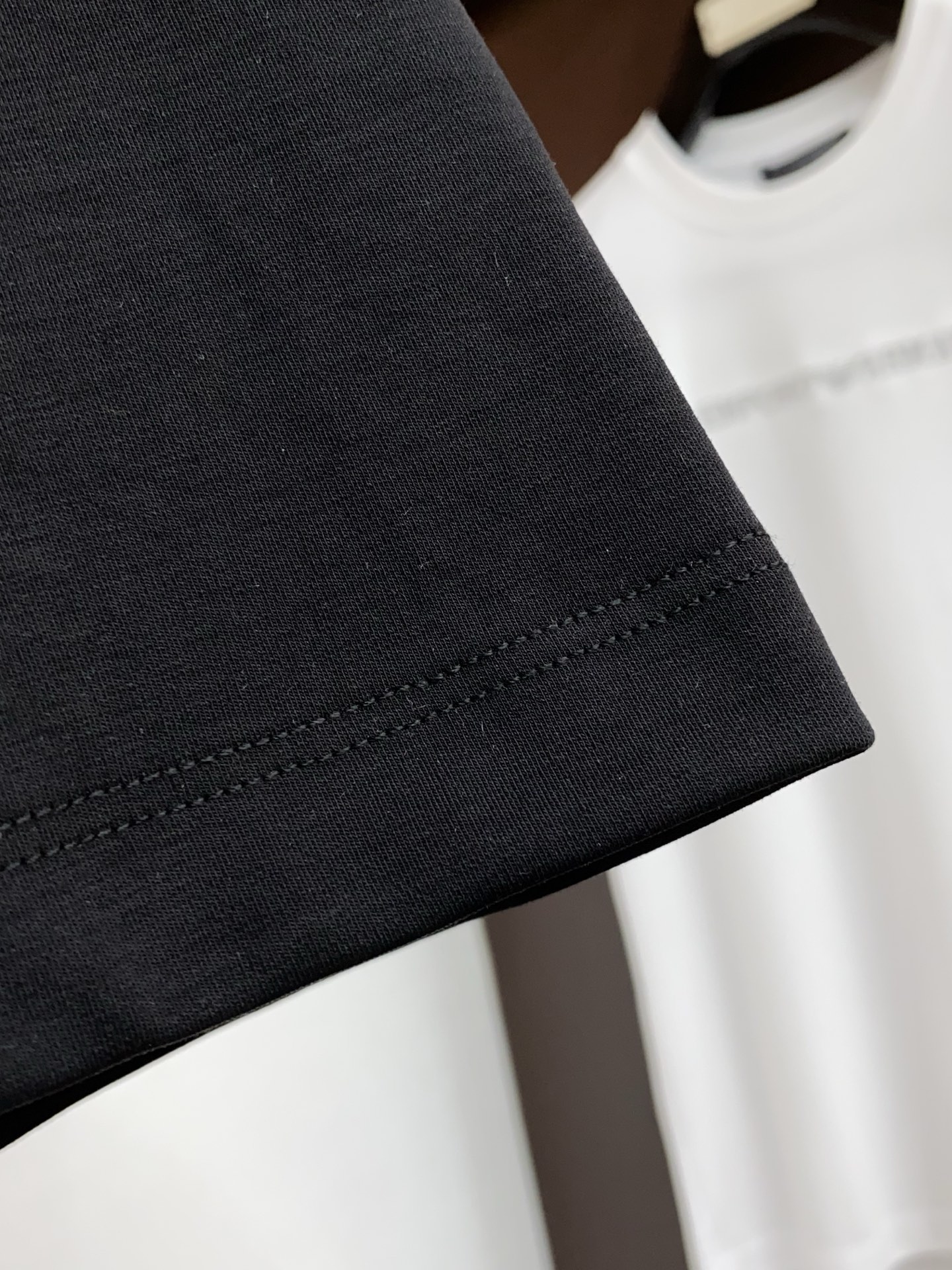 蒙口 26春夏秀款顶级定制100棉夏装T恤新品柔透、舒适、透气性佳、轻盈有垂感、四重纤维构造使得面料不容