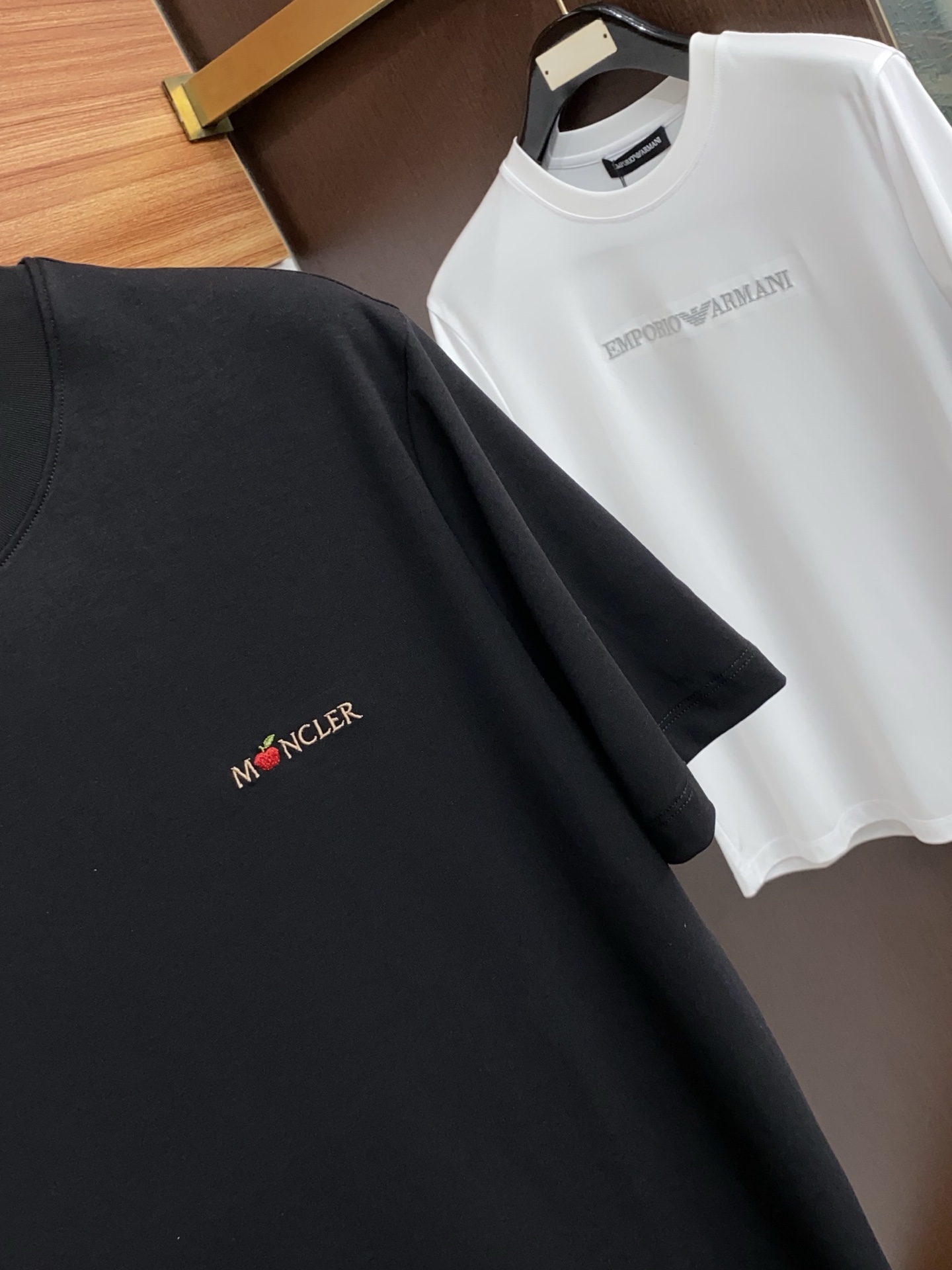 蒙口 26春夏秀款顶级定制100棉夏装T恤新品柔透、舒适、透气性佳、轻盈有垂感、四重纤维构造使得面料不容