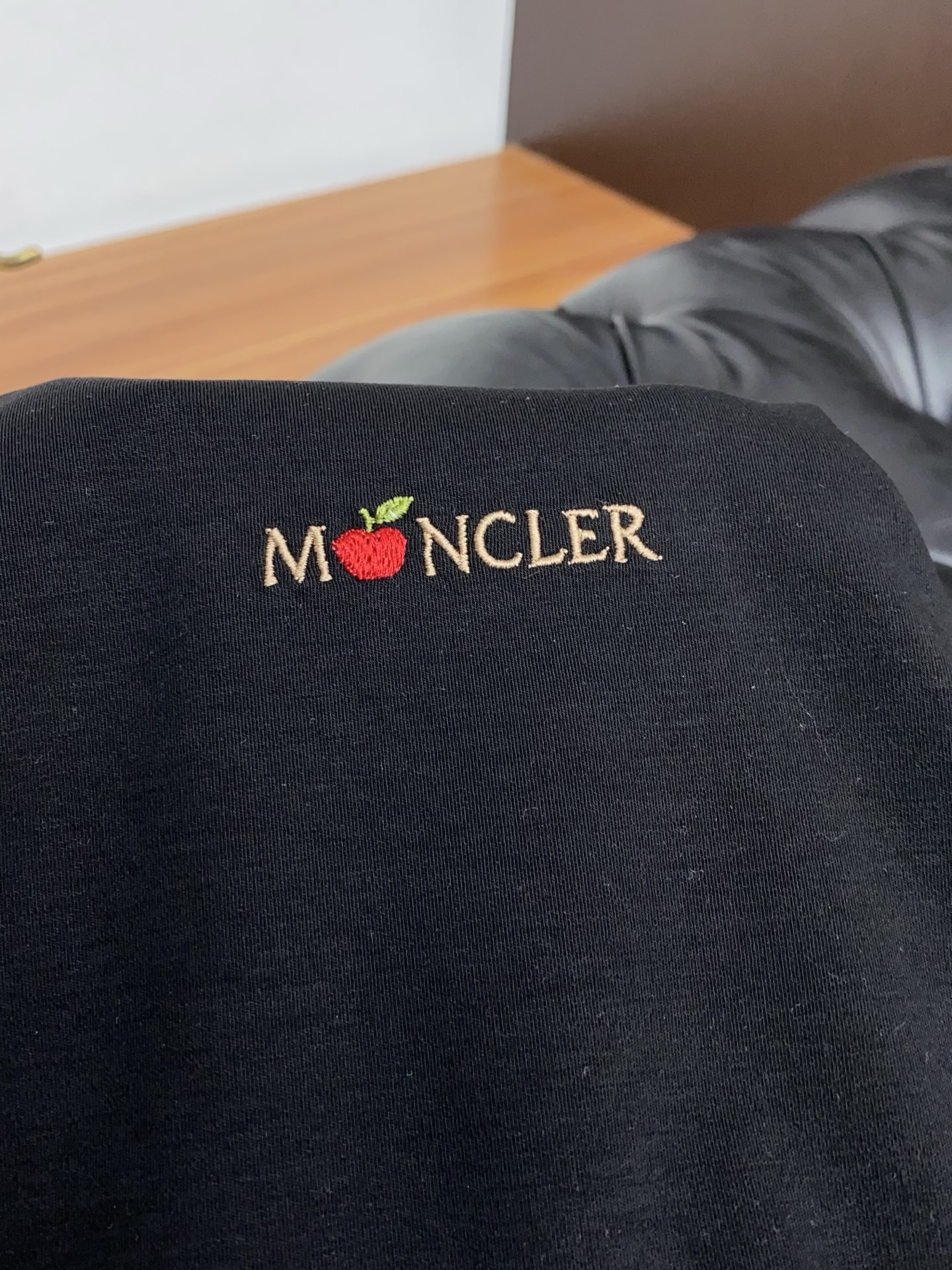 蒙口 26春夏秀款顶级定制100棉夏装T恤新品柔透、舒适、透气性佳、轻盈有垂感、四重纤维构造使得面料不容