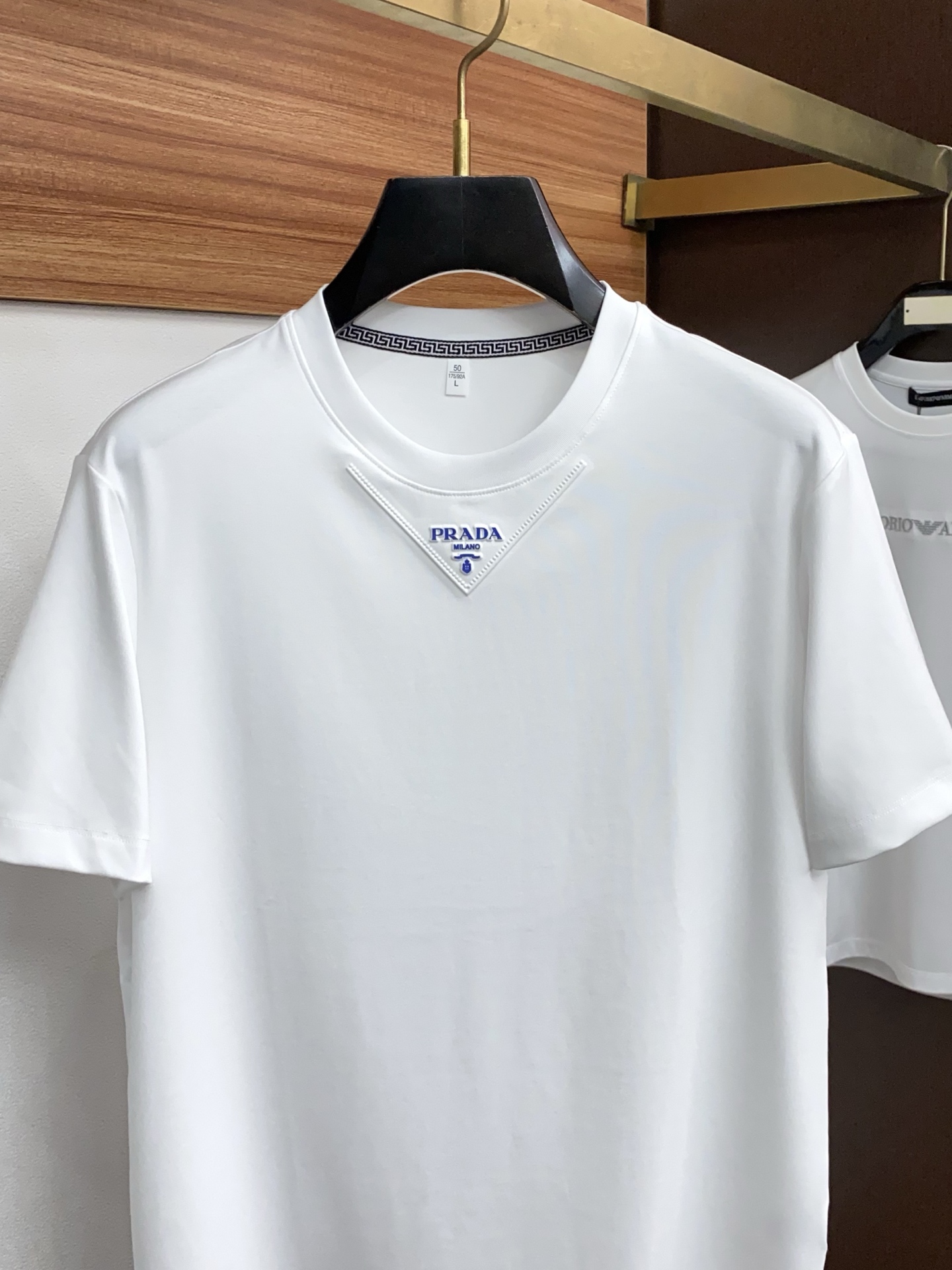 普拉达 26春夏秀款顶级定制100棉夏装T恤新品柔透、舒适、透气性佳、轻盈有垂感、四重纤维构造使得面料不