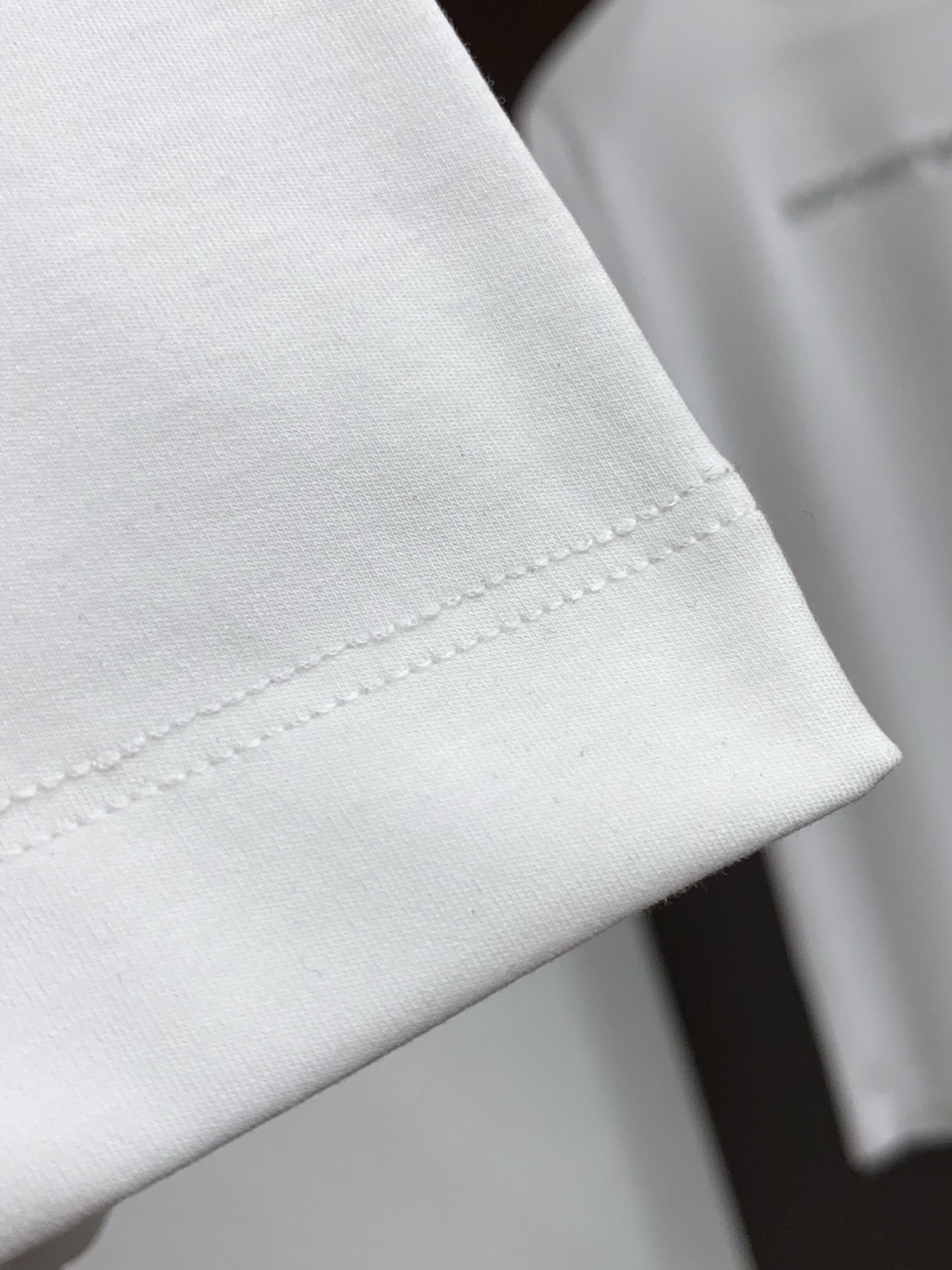 普拉达 26春夏秀款顶级定制100棉夏装T恤新品柔透、舒适、透气性佳、轻盈有垂感、四重纤维构造使得面料不