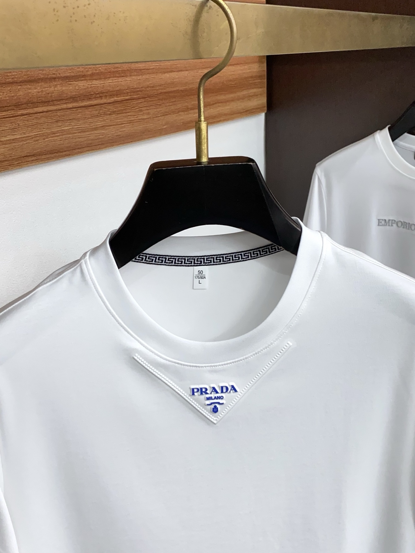 普拉达 26春夏秀款顶级定制100棉夏装T恤新品柔透、舒适、透气性佳、轻盈有垂感、四重纤维构造使得面料不