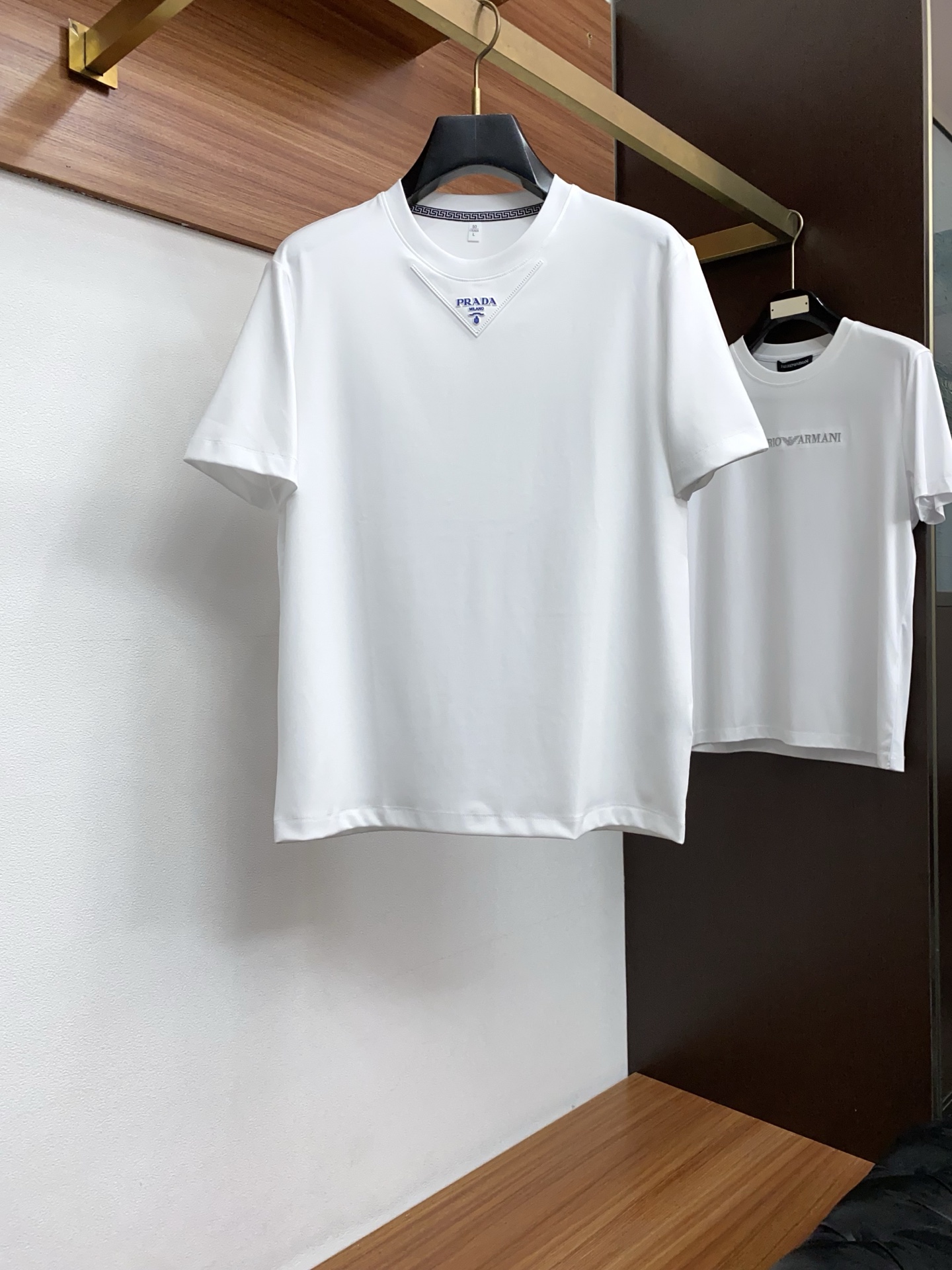普拉达 26春夏秀款顶级定制100棉夏装T恤新品柔透、舒适、透气性佳、轻盈有垂感、四重纤维构造使得面料不