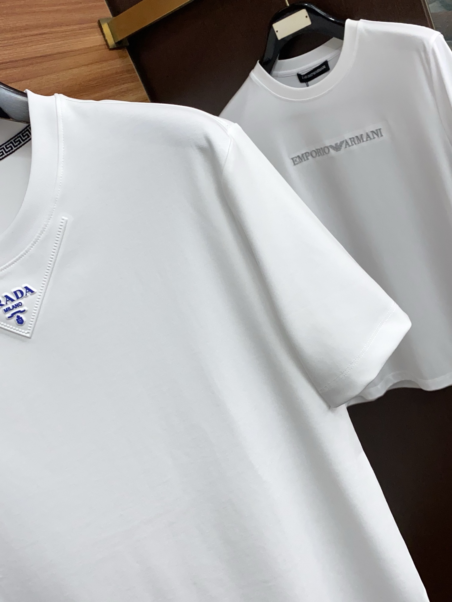 普拉达 26春夏秀款顶级定制100棉夏装T恤新品柔透、舒适、透气性佳、轻盈有垂感、四重纤维构造使得面料不