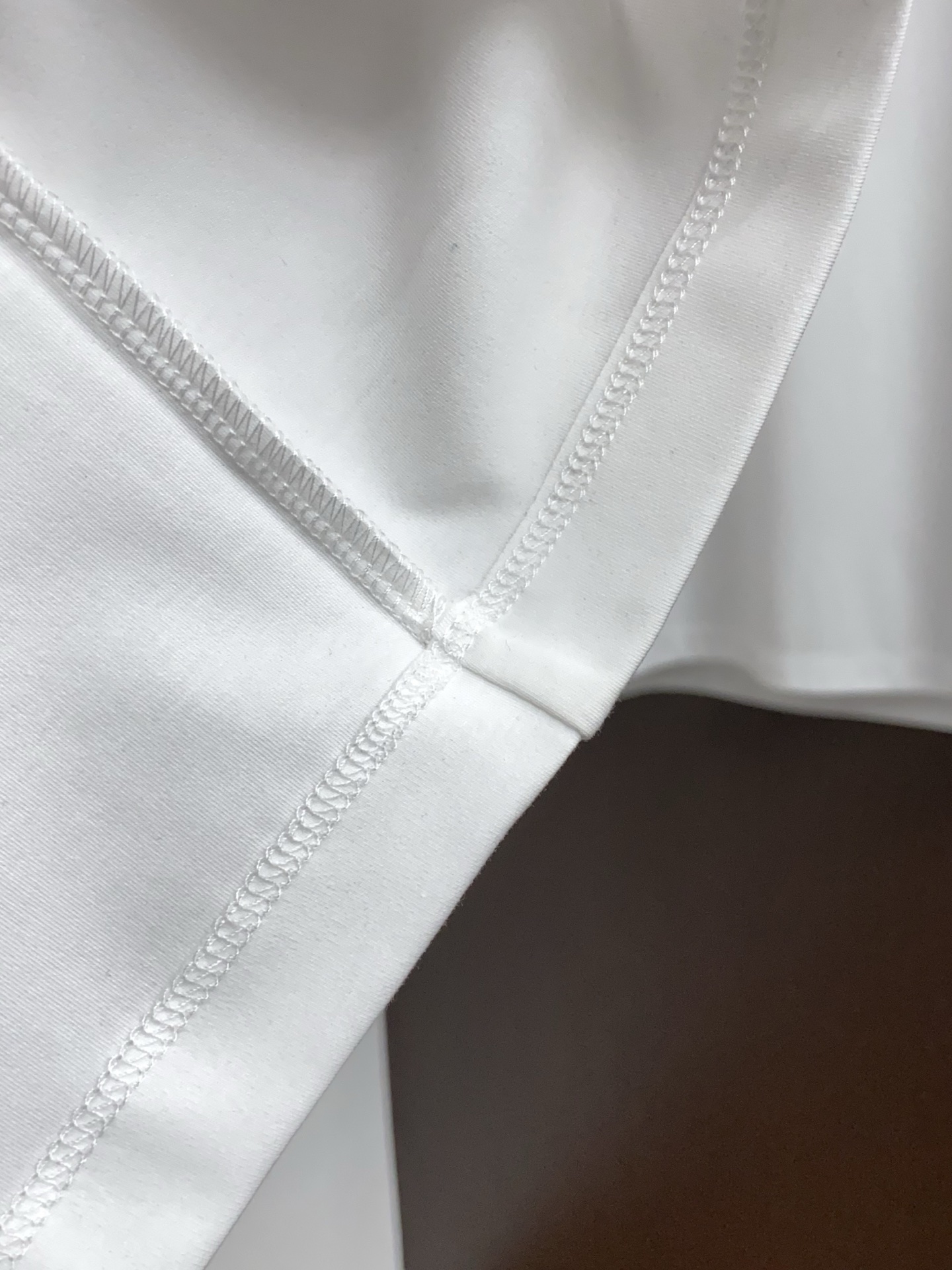 普拉达 26春夏秀款顶级定制100棉夏装T恤新品柔透、舒适、透气性佳、轻盈有垂感、四重纤维构造使得面料不