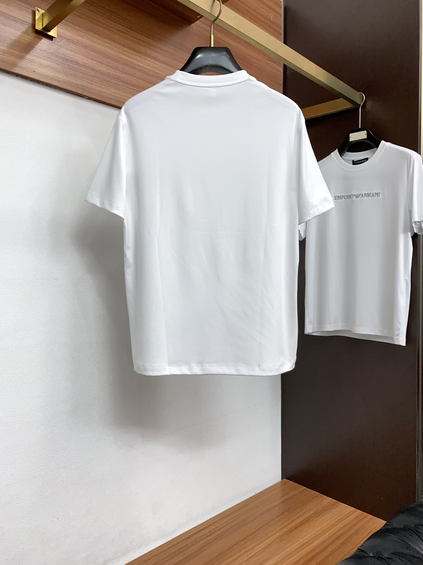 普拉达 26春夏秀款顶级定制100棉夏装T恤新品柔透、舒适、透气性佳、轻盈有垂感、四重纤维构造使得面料不