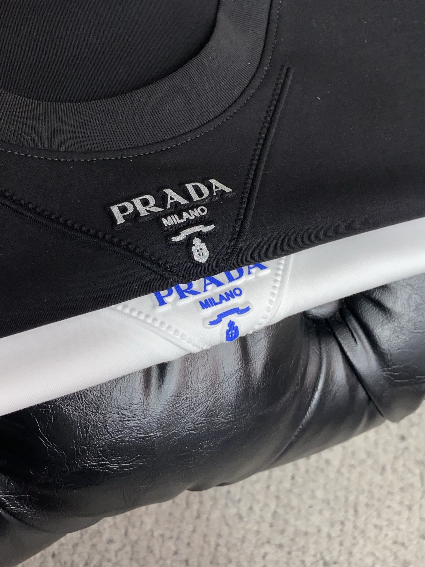 普拉达 26春夏秀款顶级定制100棉夏装T恤新品柔透、舒适、透气性佳、轻盈有垂感、四重纤维构造使得面料不