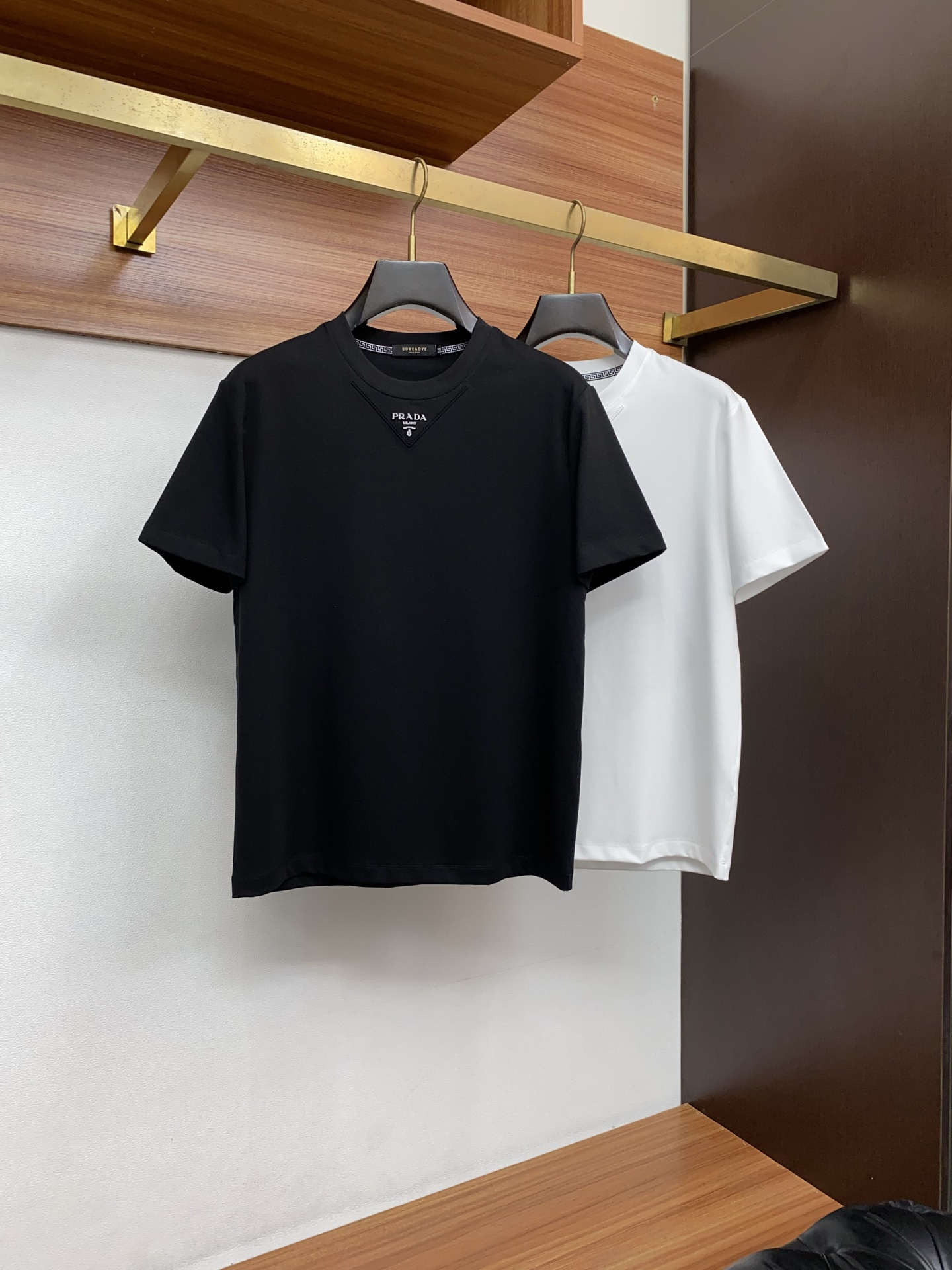 普拉达 26春夏秀款顶级定制100棉夏装T恤新品柔透、舒适、透气性佳、轻盈有垂感、四重纤维构造使得面料不