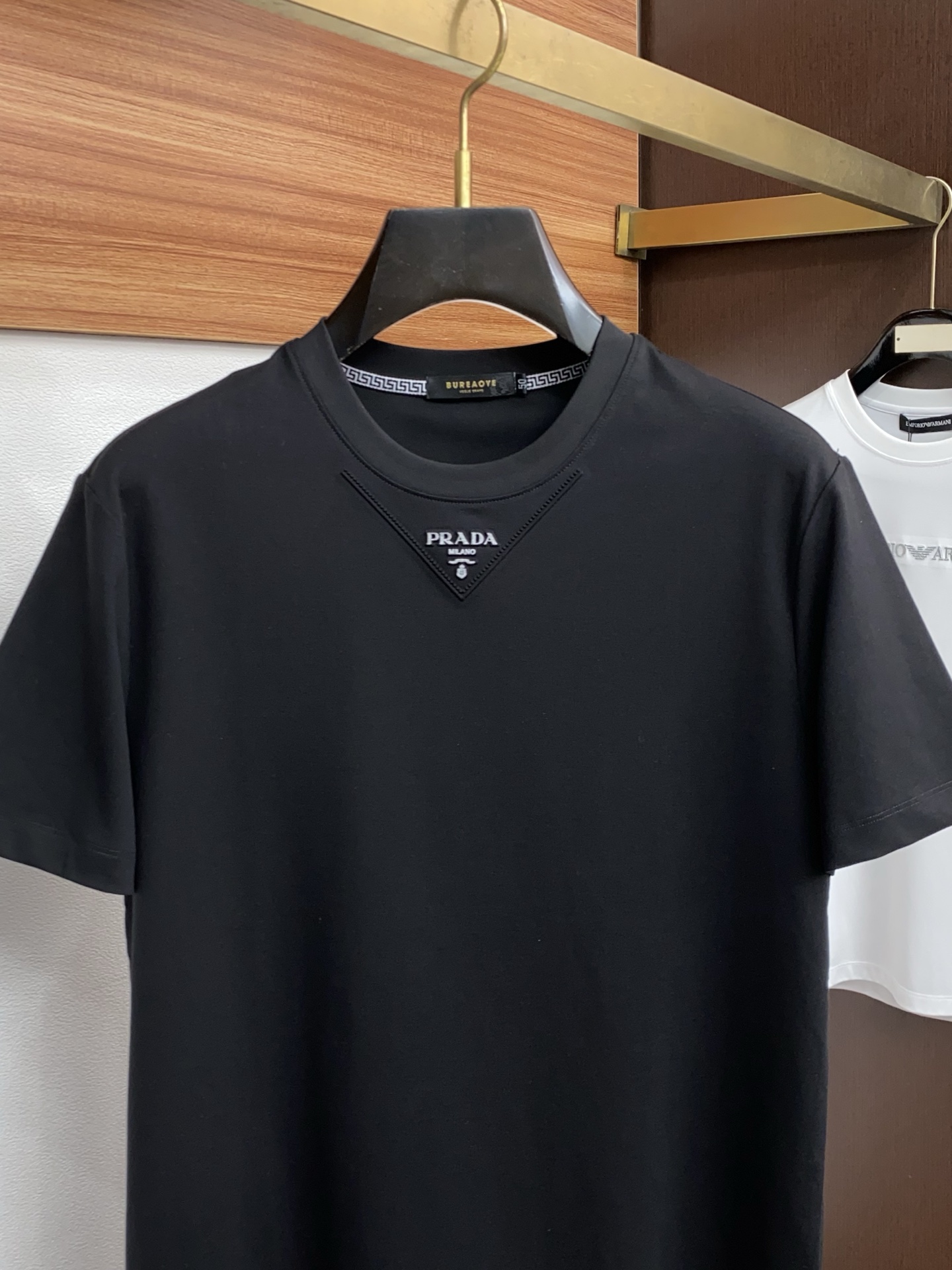 普拉达 26春夏秀款顶级定制100棉夏装T恤新品柔透、舒适、透气性佳、轻盈有垂感、四重纤维构造使得面料不
