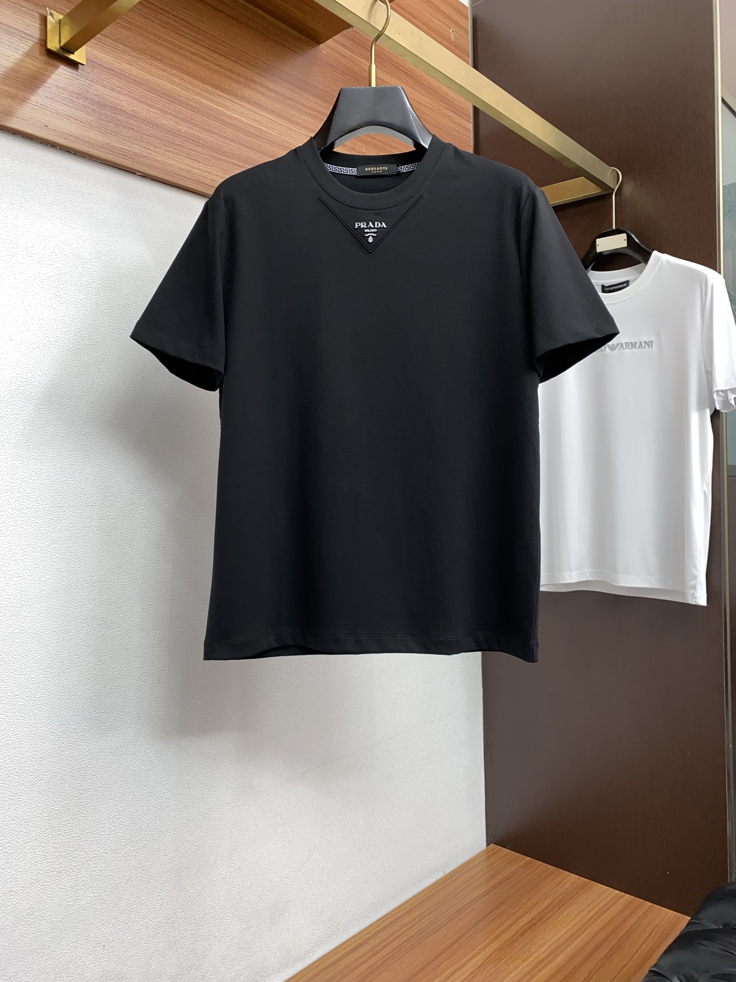 普拉达 26春夏秀款顶级定制100棉夏装T恤新品柔透、舒适、透气性佳、轻盈有垂感、四重纤维构造使得面料不