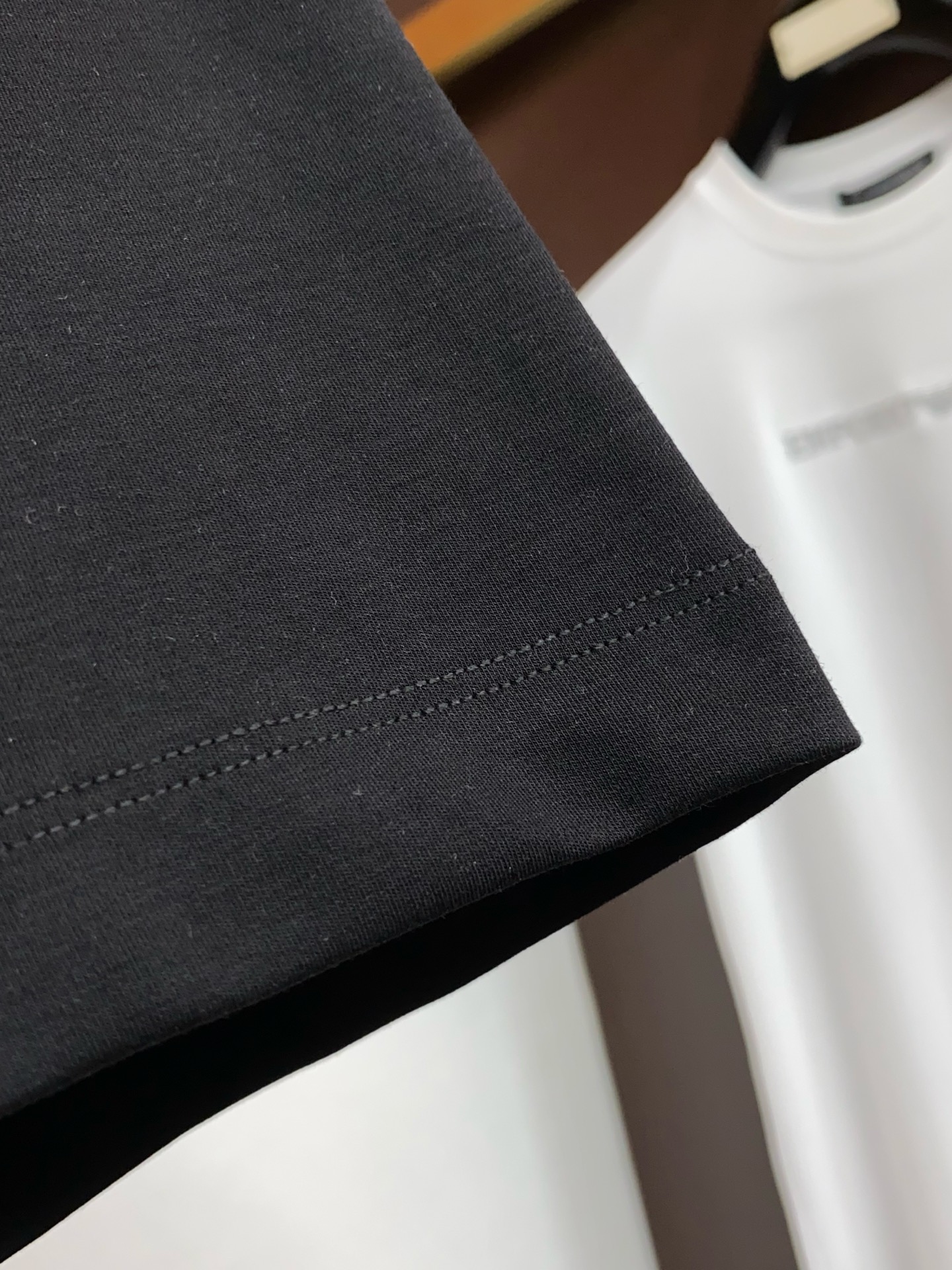 普拉达 26春夏秀款顶级定制100棉夏装T恤新品柔透、舒适、透气性佳、轻盈有垂感、四重纤维构造使得面料不