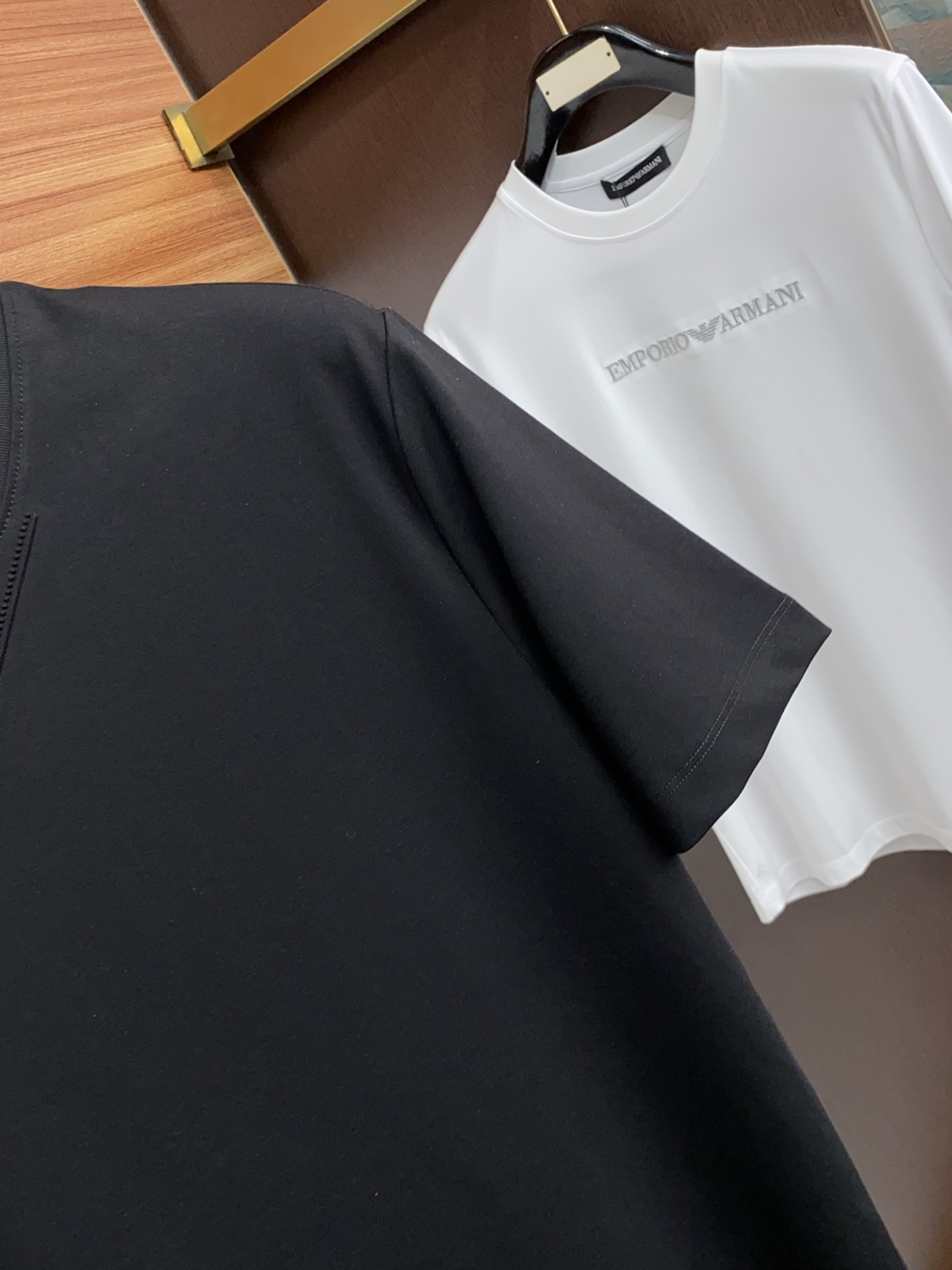 普拉达 26春夏秀款顶级定制100棉夏装T恤新品柔透、舒适、透气性佳、轻盈有垂感、四重纤维构造使得面料不