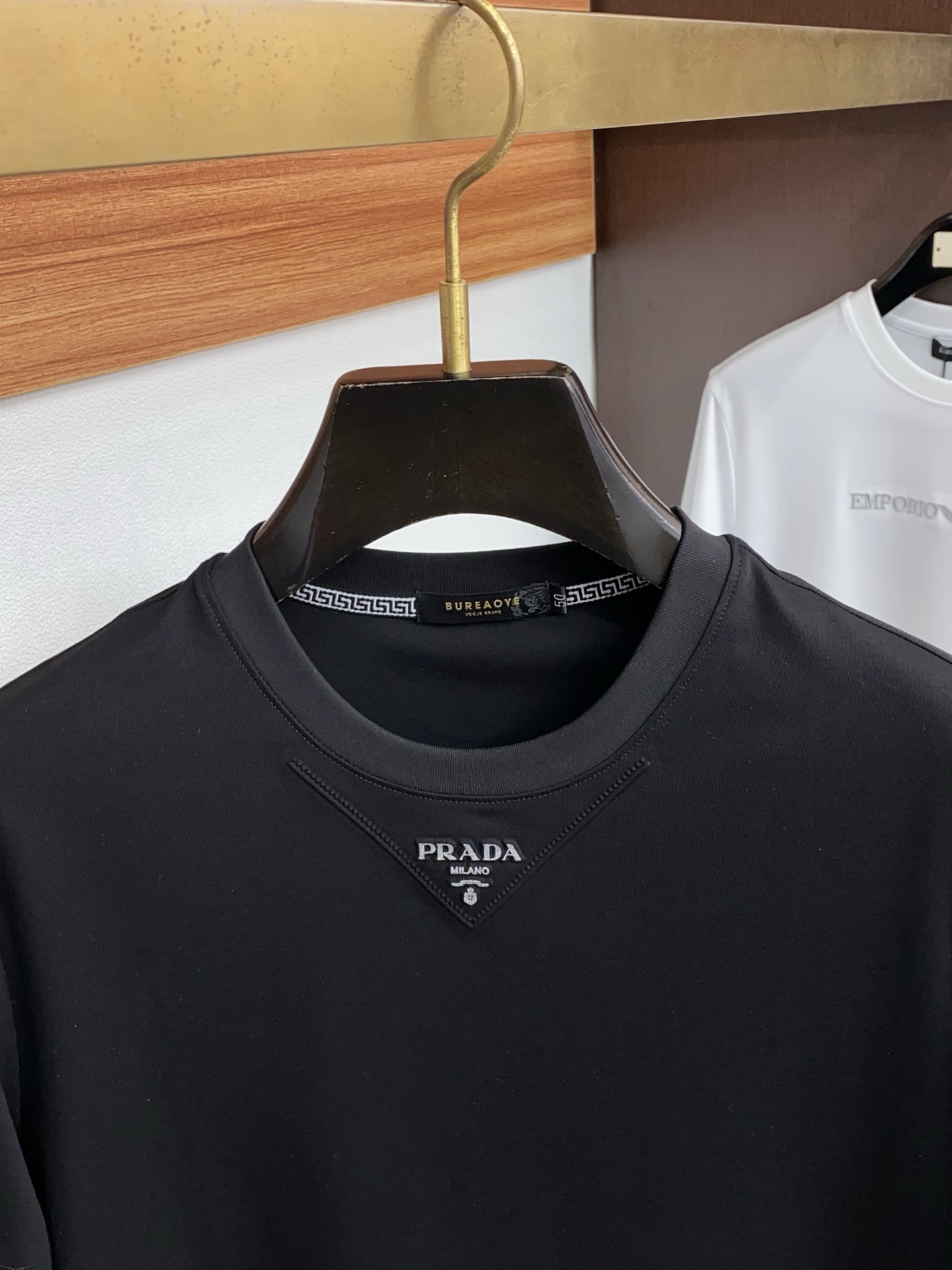 普拉达 26春夏秀款顶级定制100棉夏装T恤新品柔透、舒适、透气性佳、轻盈有垂感、四重纤维构造使得面料不