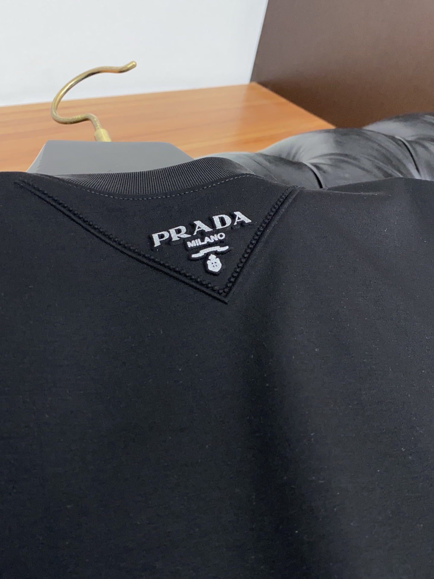 普拉达 26春夏秀款顶级定制100棉夏装T恤新品柔透、舒适、透气性佳、轻盈有垂感、四重纤维构造使得面料不