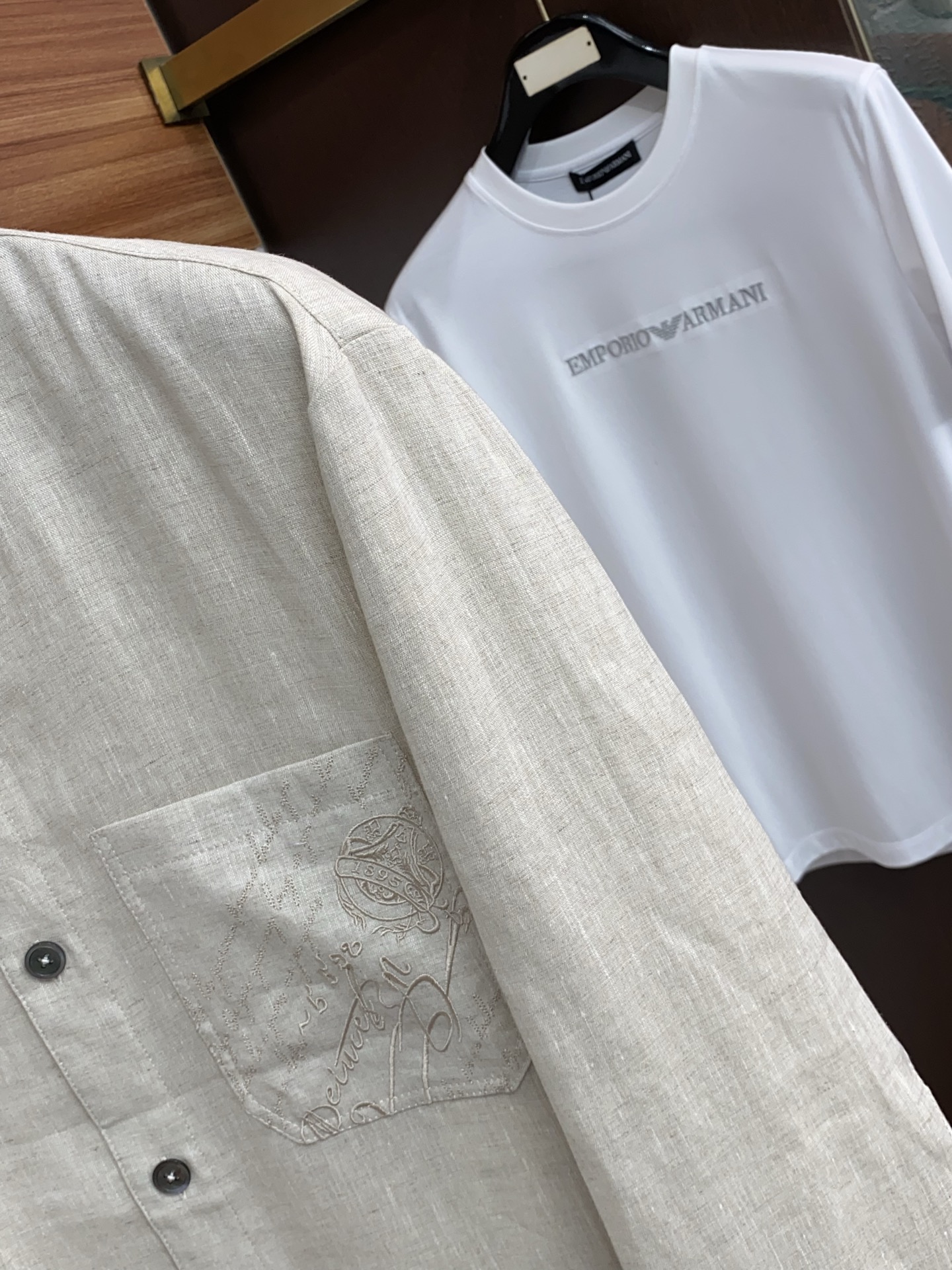 布鲁提 2026新款男士休闲定制商务麻料夹克外套。穿上简约干练的休闲外套，瞬间重回时髦霸气，又是活力满满