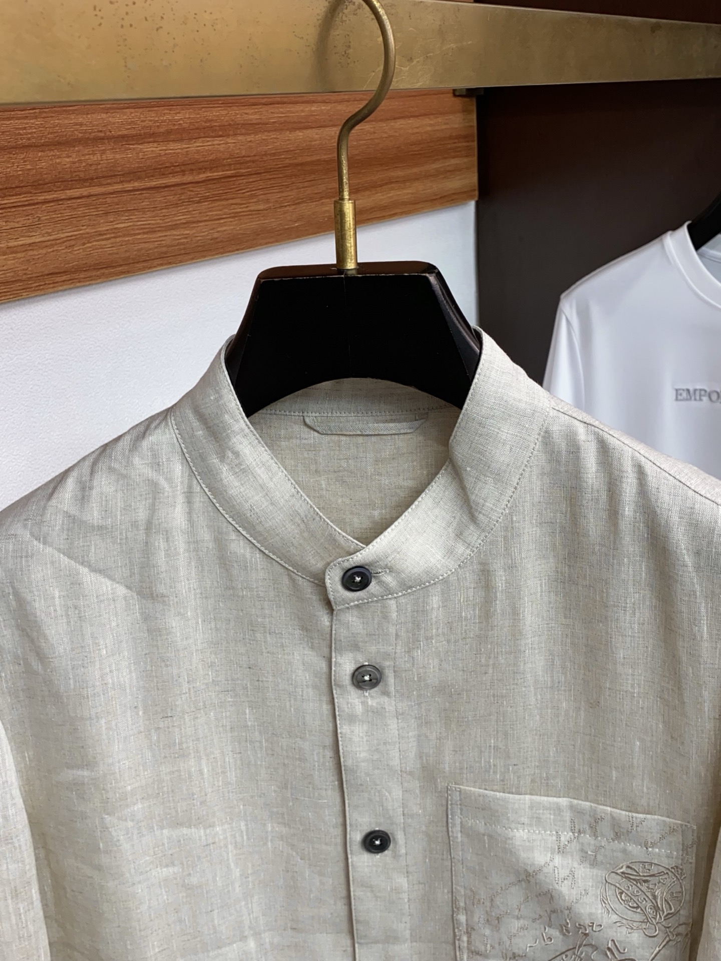 布鲁提 2026新款男士休闲定制商务麻料夹克外套。穿上简约干练的休闲外套，瞬间重回时髦霸气，又是活力满满