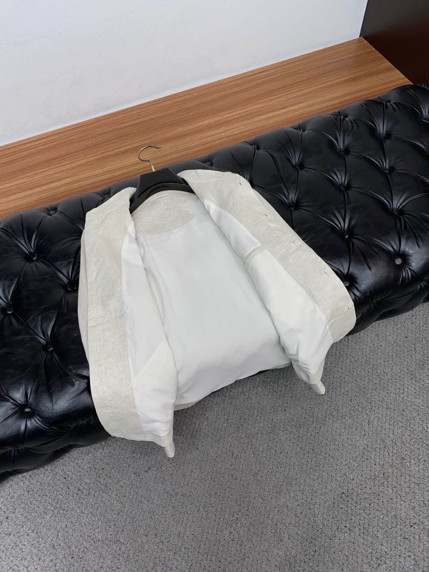 布鲁提 2026新款男士休闲定制商务麻料夹克外套。穿上简约干练的休闲外套，瞬间重回时髦霸气，又是活力满满