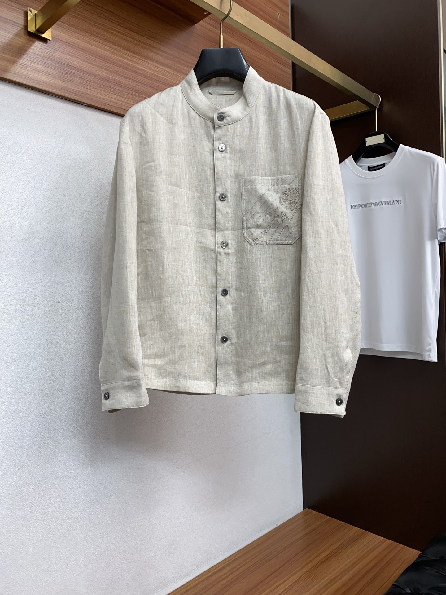 布鲁提 2026新款男士休闲定制商务麻料夹克外套。穿上简约干练的休闲外套，瞬间重回时髦霸气，又是活力满满