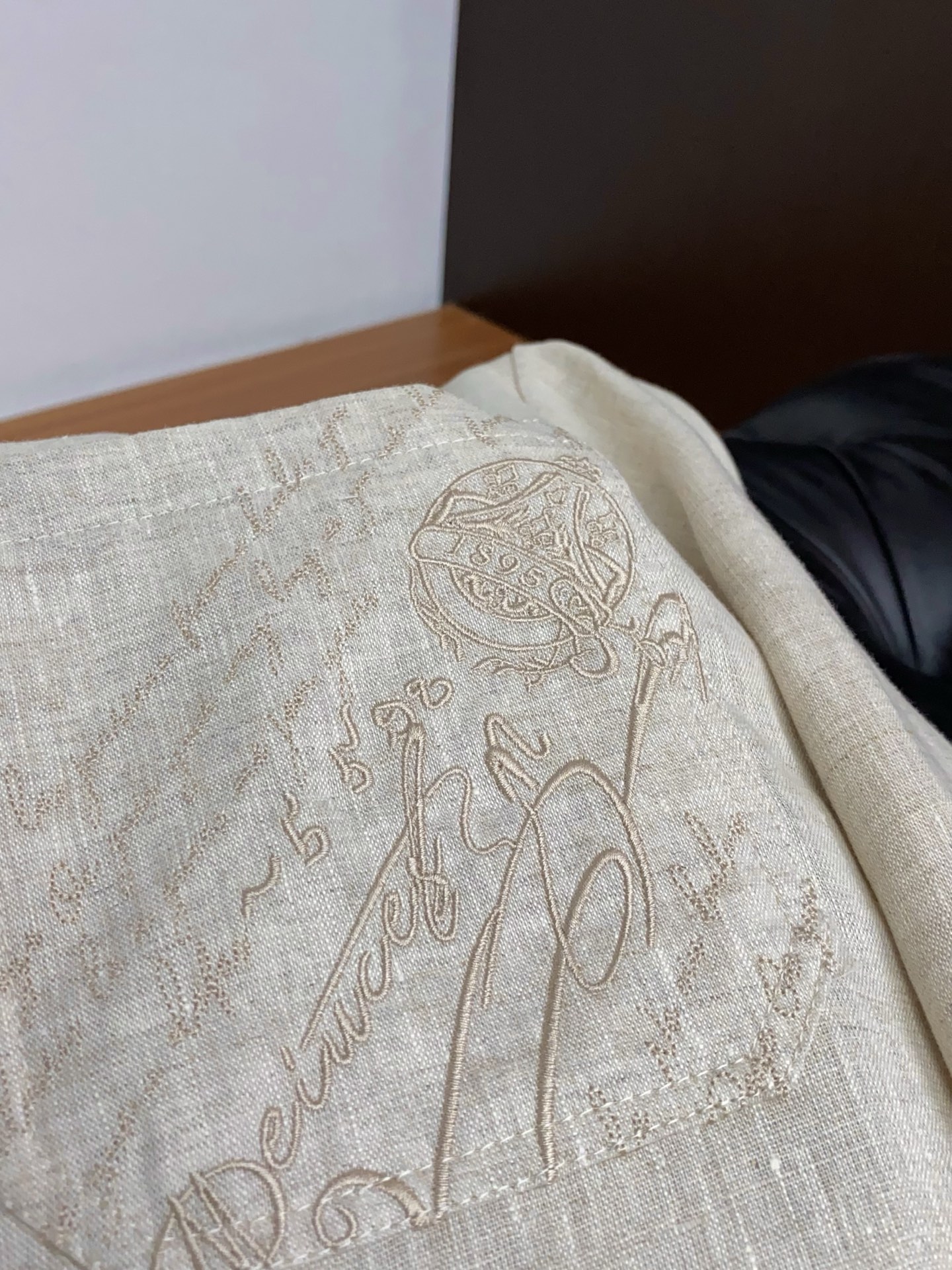 布鲁提 2026新款男士休闲定制商务麻料夹克外套。穿上简约干练的休闲外套，瞬间重回时髦霸气，又是活力满满