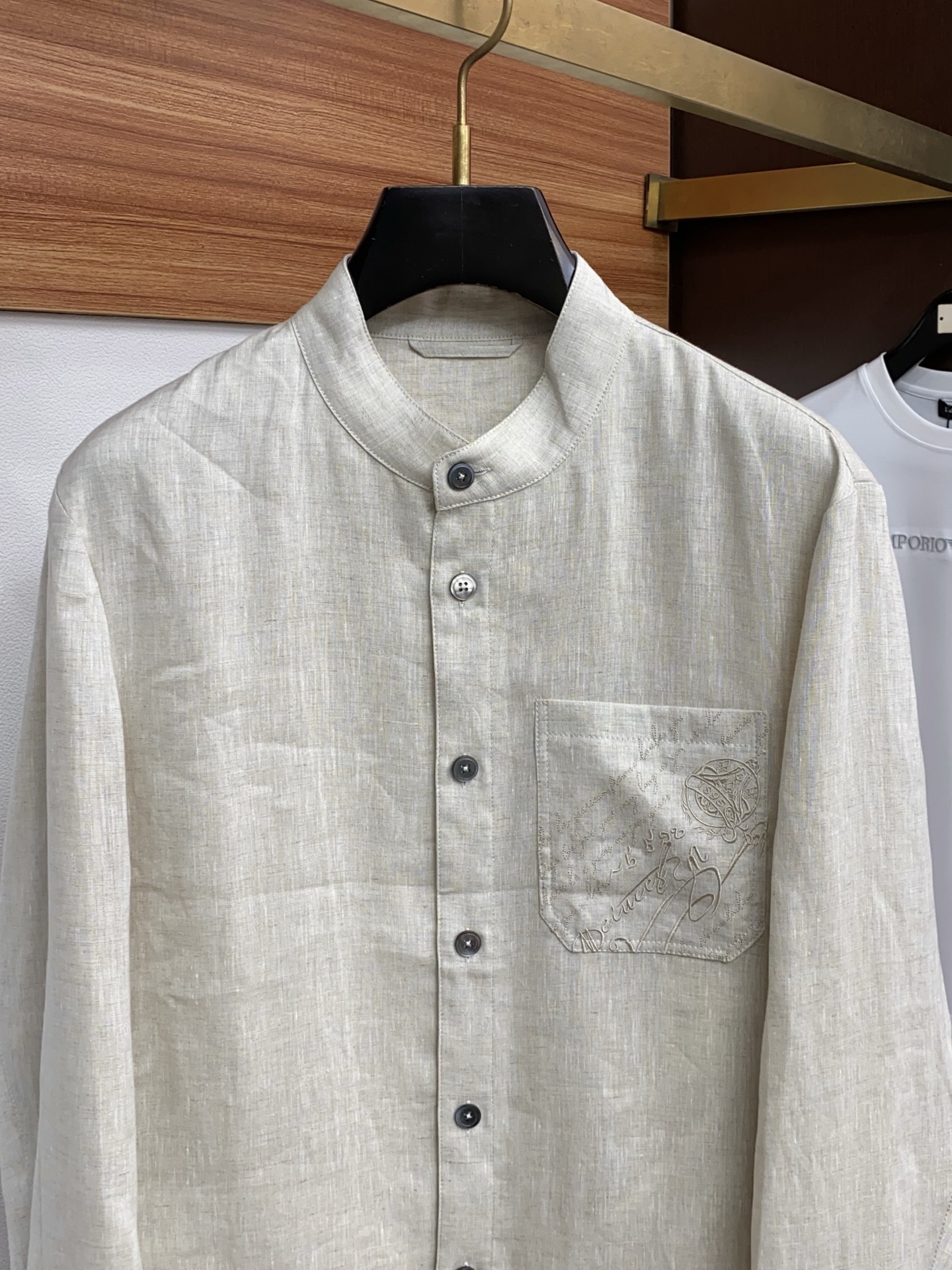 布鲁提 2026新款男士休闲定制商务麻料夹克外套。穿上简约干练的休闲外套，瞬间重回时髦霸气，又是活力满满