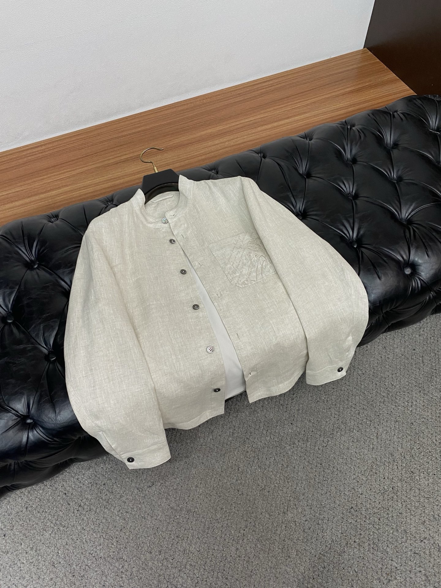 布鲁提 2026新款男士休闲定制商务麻料夹克外套。穿上简约干练的休闲外套，瞬间重回时髦霸气，又是活力满满