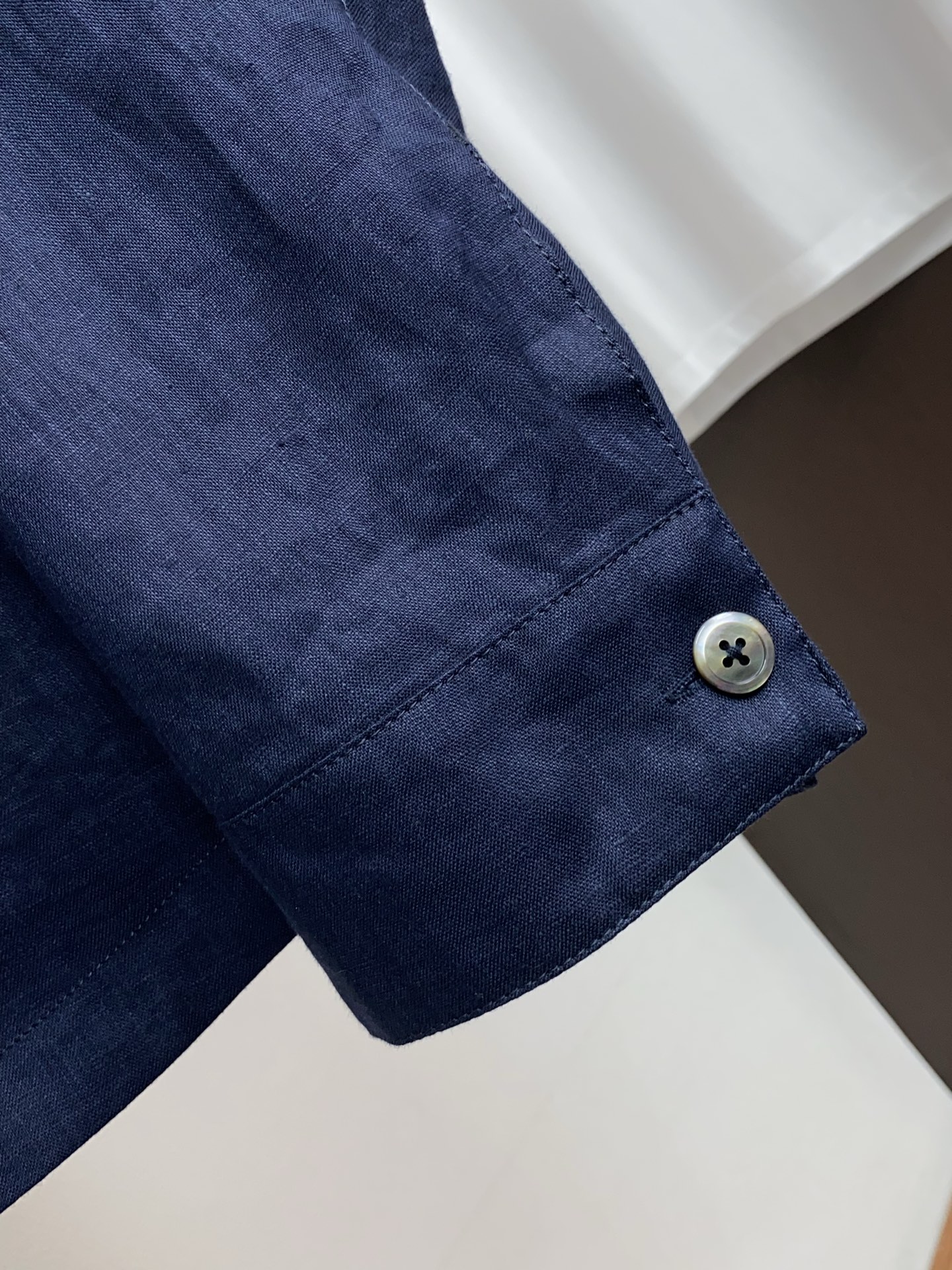 布鲁提 2026新款男士休闲定制商务麻料夹克外套。穿上简约干练的休闲外套，瞬间重回时髦霸气，又是活力满满