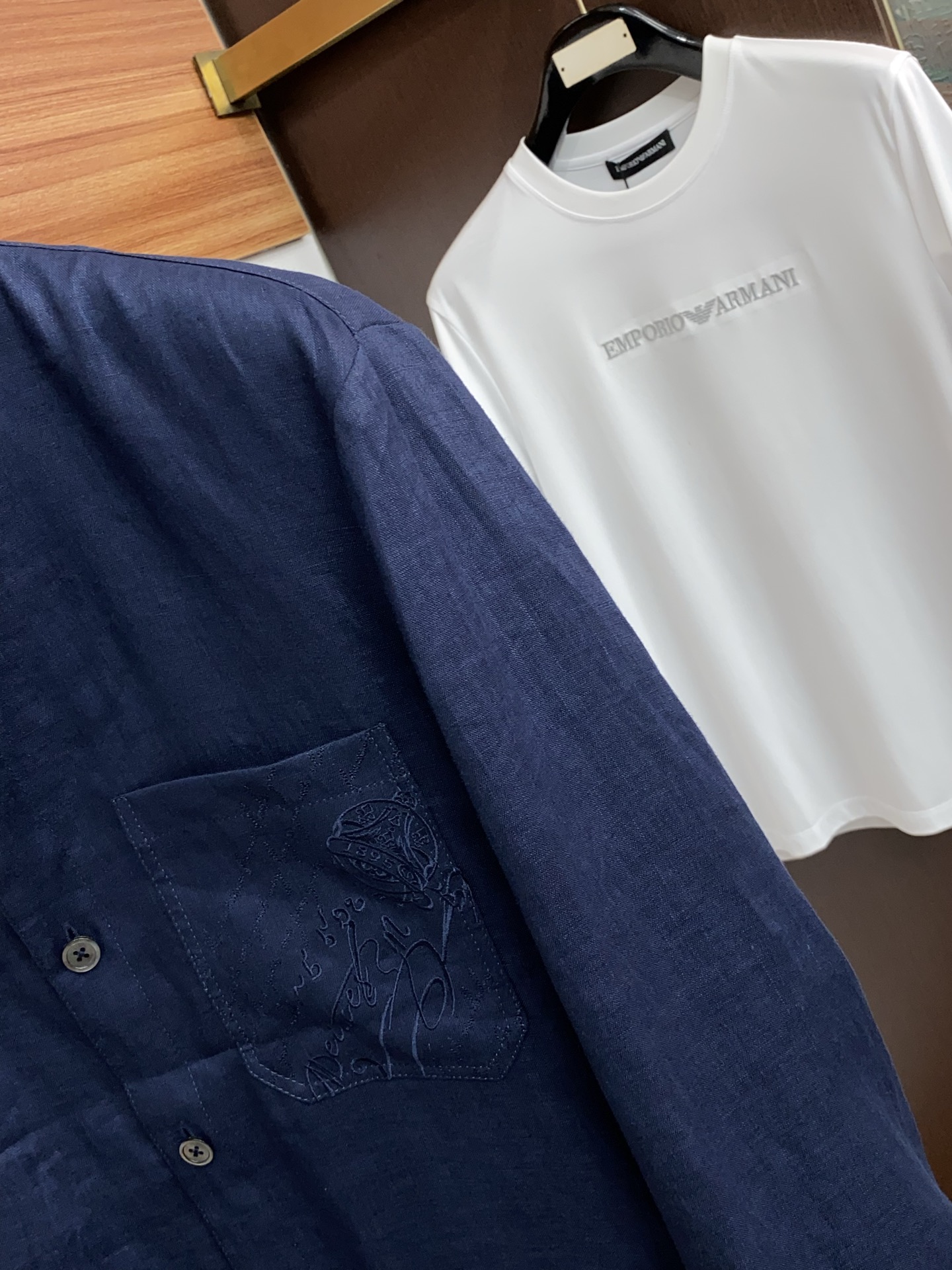 布鲁提 2026新款男士休闲定制商务麻料夹克外套。穿上简约干练的休闲外套，瞬间重回时髦霸气，又是活力满满