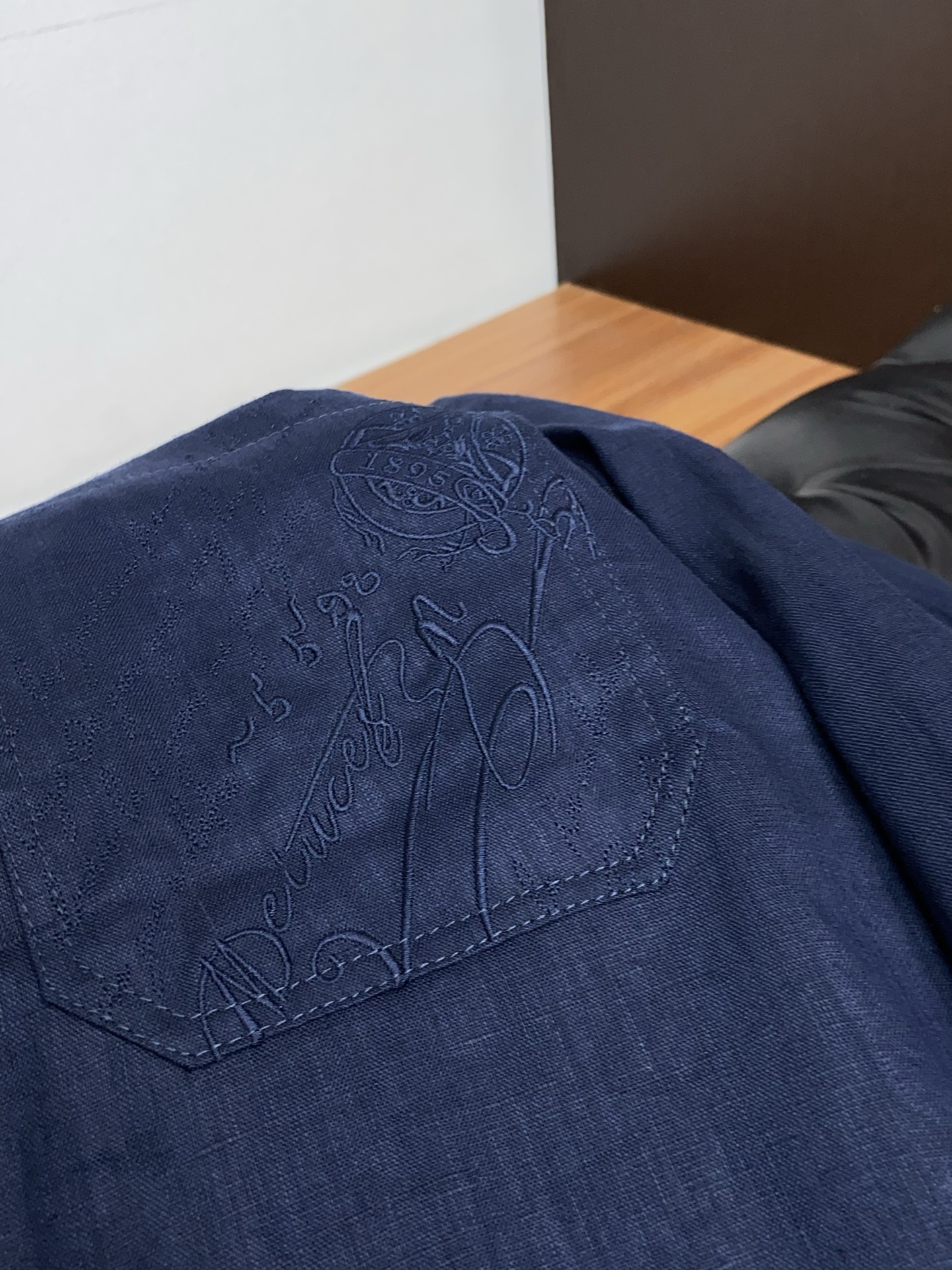 布鲁提 2026新款男士休闲定制商务麻料夹克外套。穿上简约干练的休闲外套，瞬间重回时髦霸气，又是活力满满