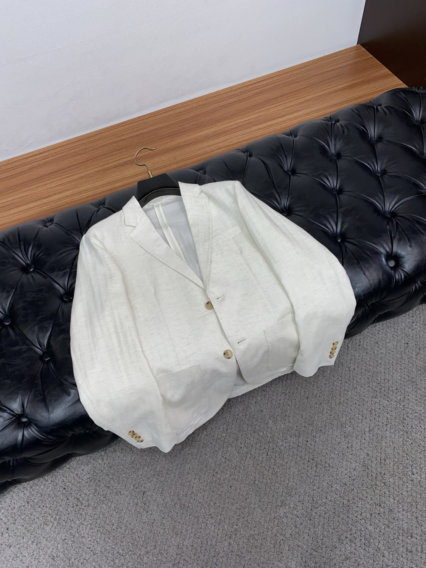 Loro Piana 诺悠翩雅 2026新款男士休闲定制麻料西装夹克外套。穿上简约干练的休闲外套，瞬间重