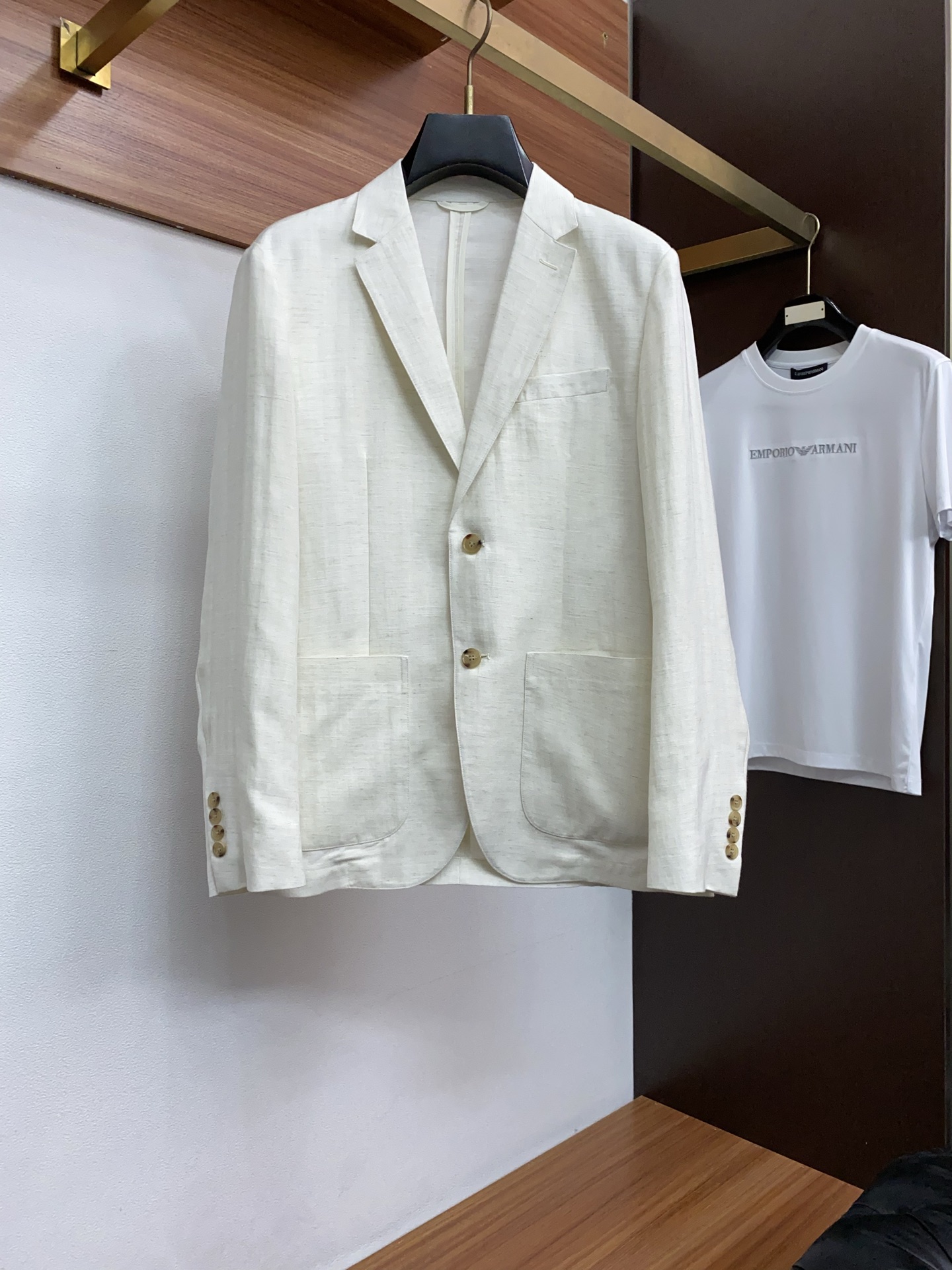 Loro Piana 诺悠翩雅 2026新款男士休闲定制麻料西装夹克外套。穿上简约干练的休闲外套，瞬间重