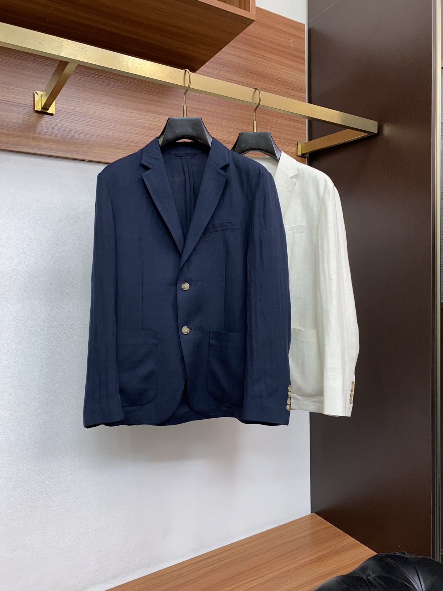 Loro Piana 诺悠翩雅 2026新款男士休闲定制麻料西装夹克外套。穿上简约干练的休闲外套，瞬间重