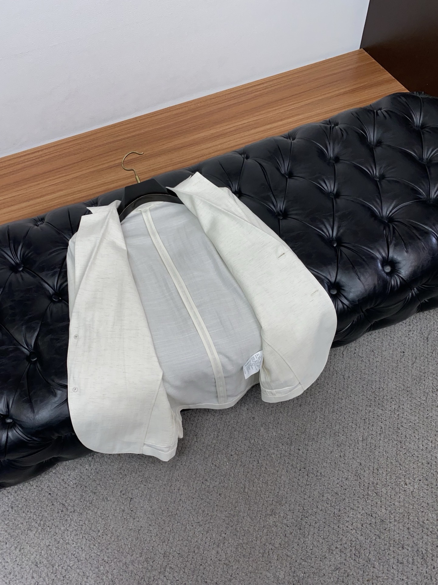 Loro Piana 诺悠翩雅 2026新款男士休闲定制麻料西装夹克外套。穿上简约干练的休闲外套，瞬间重