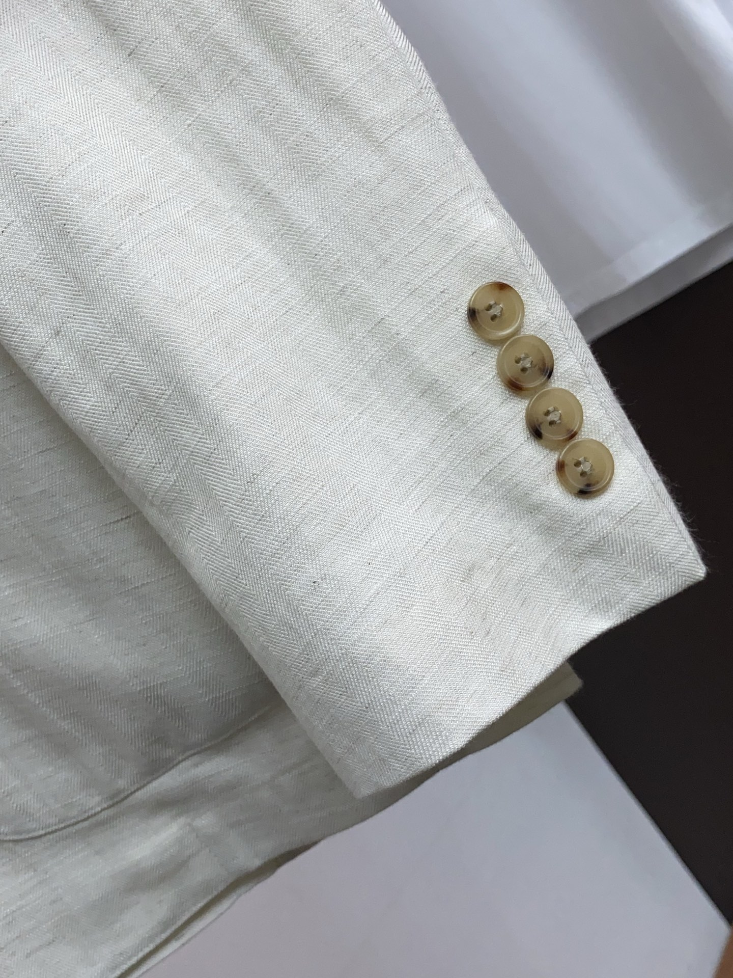 Loro Piana 诺悠翩雅 2026新款男士休闲定制麻料西装夹克外套。穿上简约干练的休闲外套，瞬间重