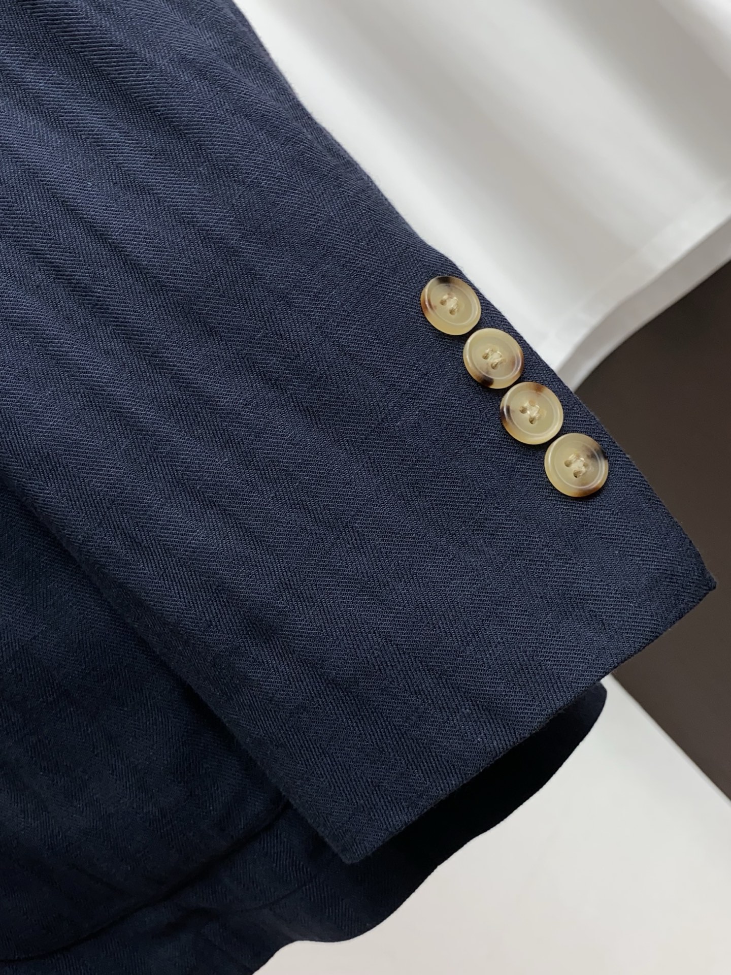 Loro Piana 诺悠翩雅 2026新款男士休闲定制麻料西装夹克外套。穿上简约干练的休闲外套，瞬间重