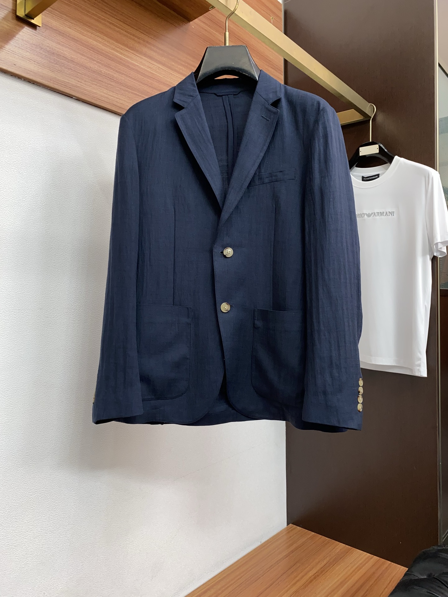 Loro Piana 诺悠翩雅 2026新款男士休闲定制麻料西装夹克外套。穿上简约干练的休闲外套，瞬间重