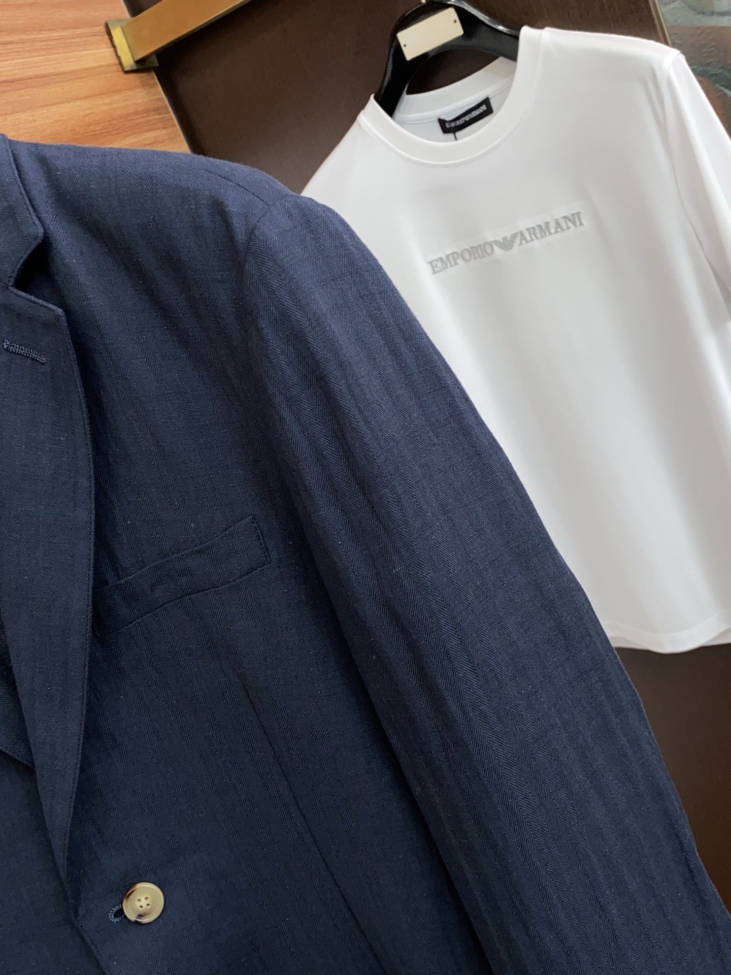 Loro Piana 诺悠翩雅 2026新款男士休闲定制麻料西装夹克外套。穿上简约干练的休闲外套，瞬间重