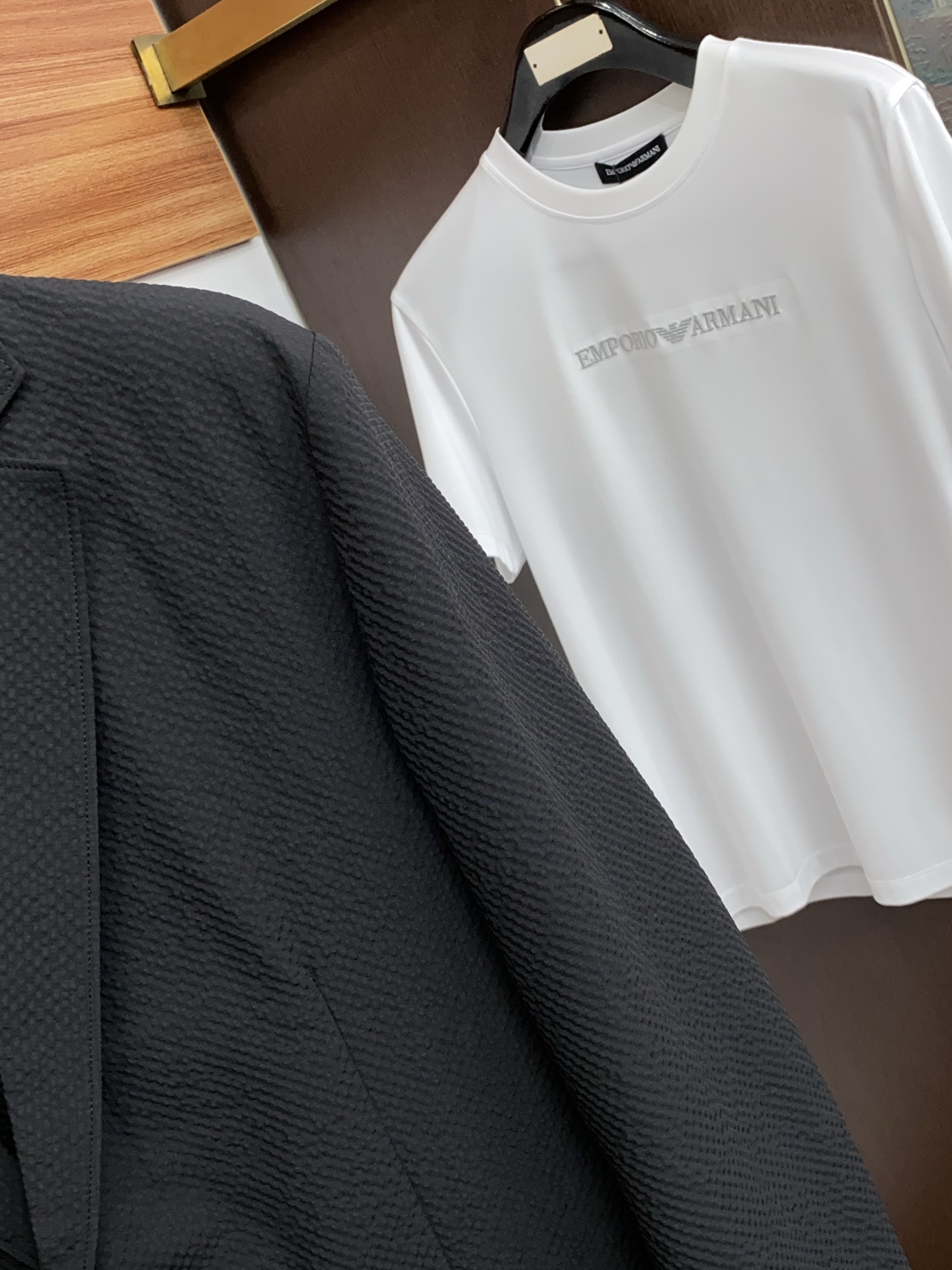 杰尼亚 2026新款男士休闲定制西装领夹克外套。穿上简约干练的休闲外套，瞬间重回时髦霸气，又是活力满满的