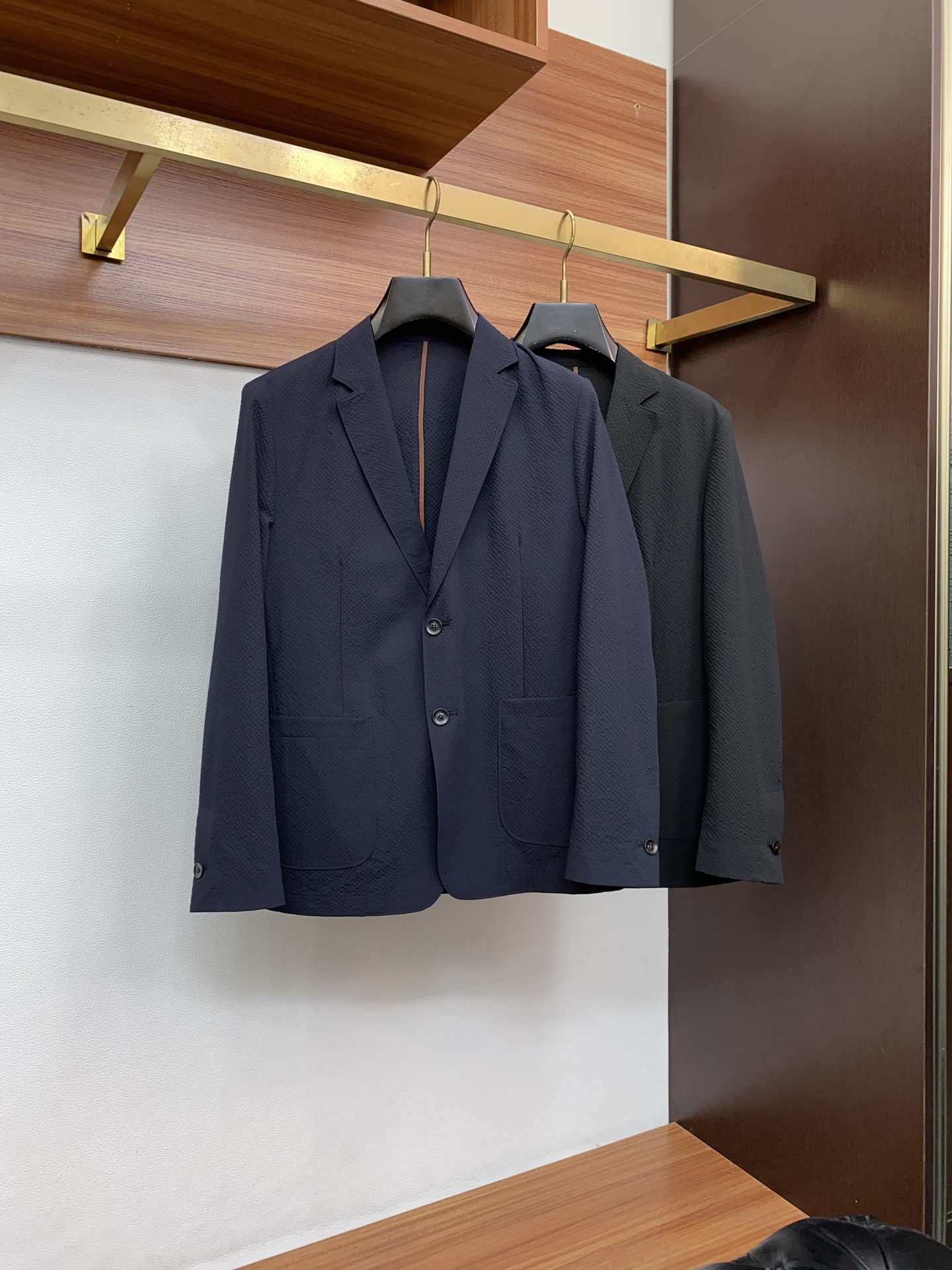 杰尼亚 2026新款男士休闲定制西装领夹克外套。穿上简约干练的休闲外套，瞬间重回时髦霸气，又是活力满满的