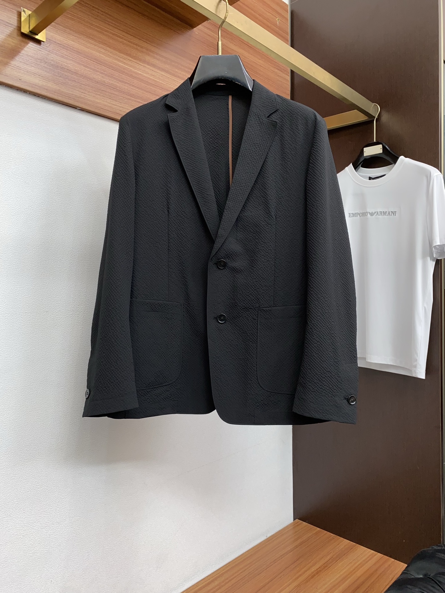 杰尼亚 2026新款男士休闲定制西装领夹克外套。穿上简约干练的休闲外套，瞬间重回时髦霸气，又是活力满满的