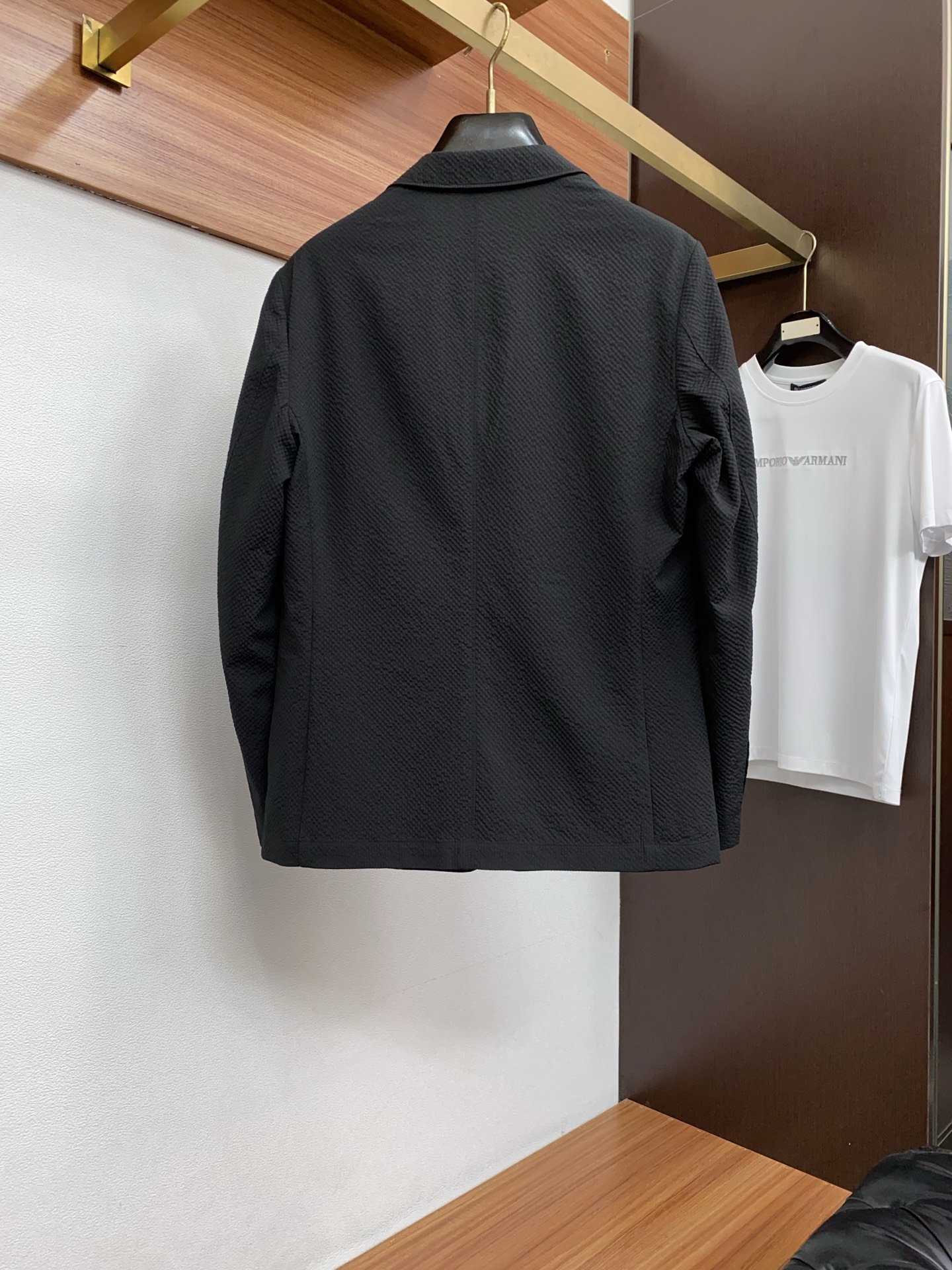 杰尼亚 2026新款男士休闲定制西装领夹克外套。穿上简约干练的休闲外套，瞬间重回时髦霸气，又是活力满满的