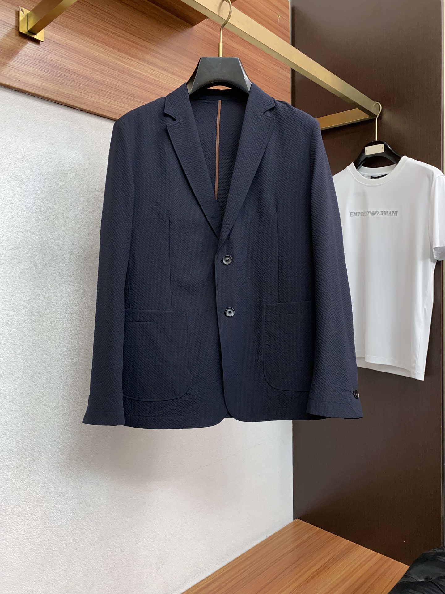 杰尼亚 2026新款男士休闲定制西装领夹克外套。穿上简约干练的休闲外套，瞬间重回时髦霸气，又是活力满满的