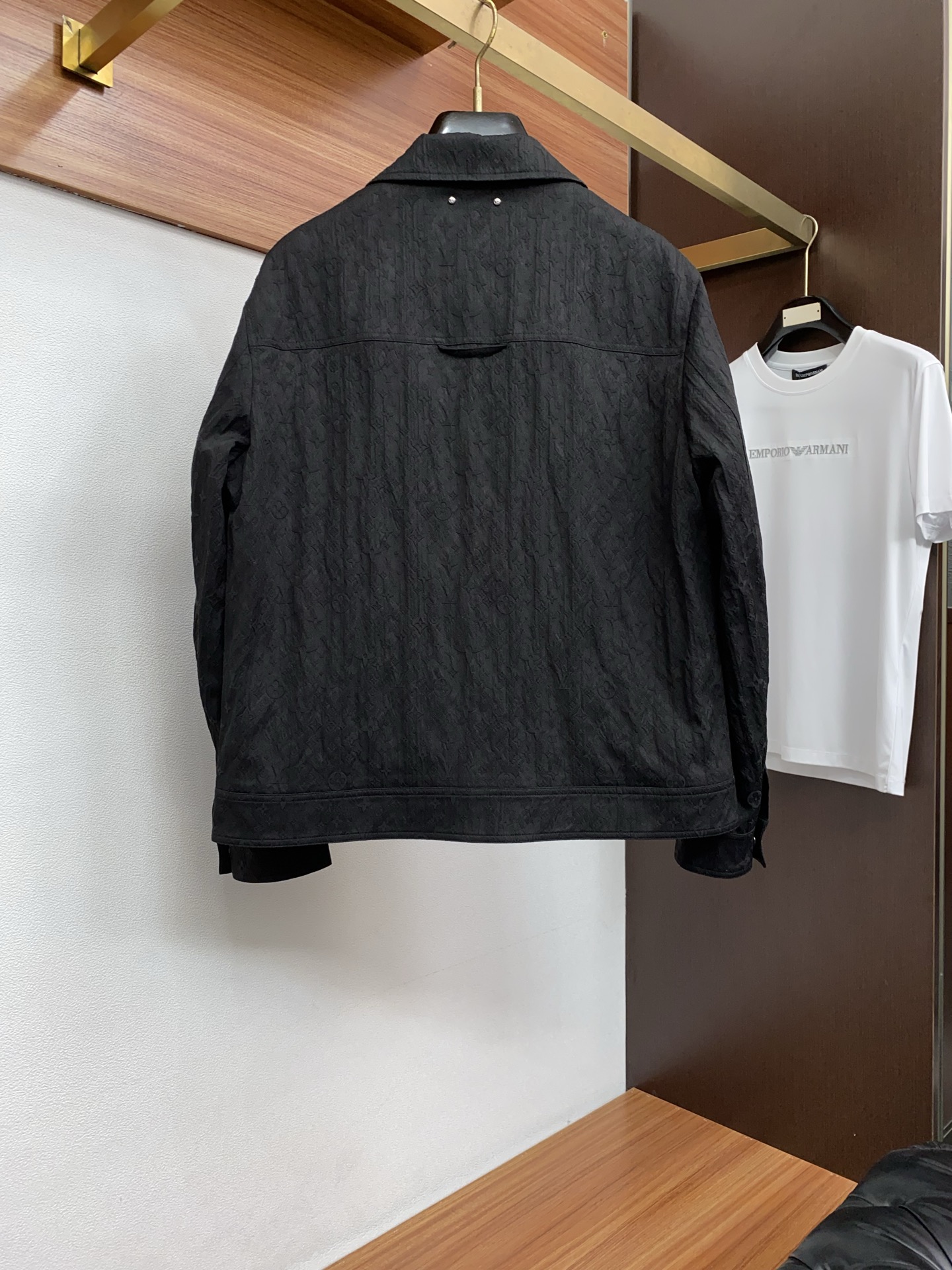 1v路易威登 2026新款男士休闲定制夹克外套。穿上简约干练的休闲外套，瞬间重回时髦霸气，又是活力满满的