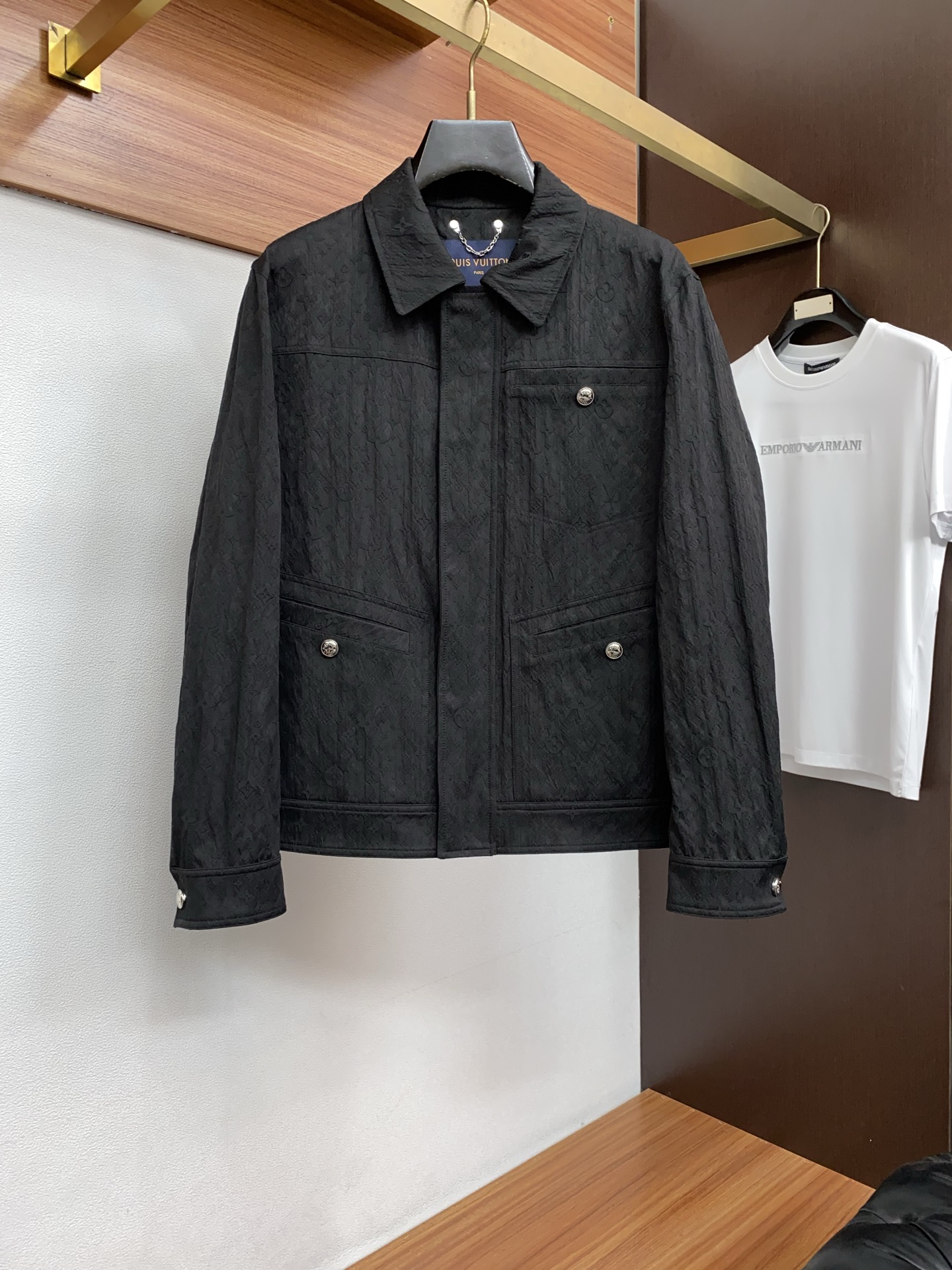 1v路易威登 2026新款男士休闲定制夹克外套。穿上简约干练的休闲外套，瞬间重回时髦霸气，又是活力满满的