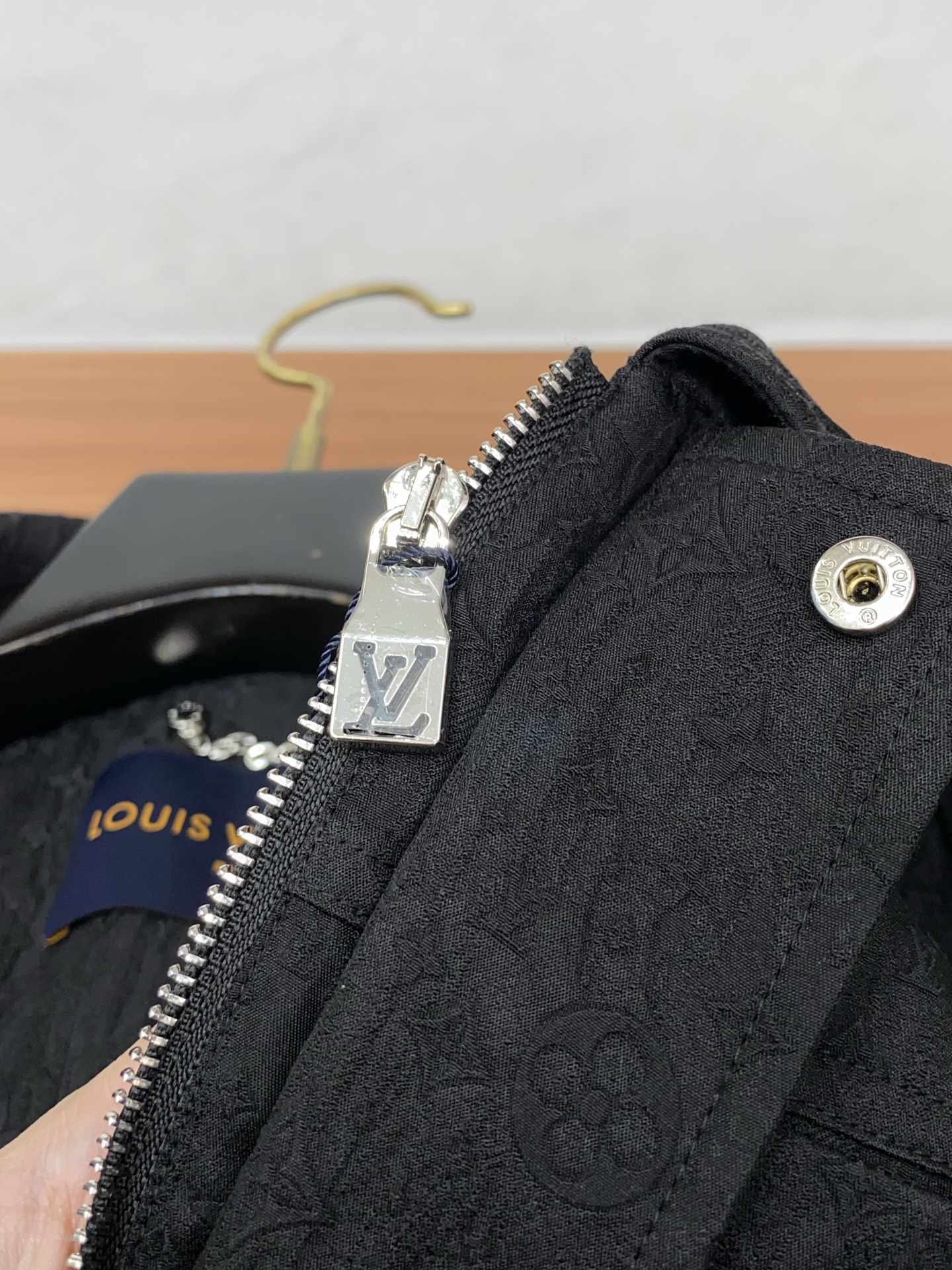 1v路易威登 2026新款男士休闲定制夹克外套。穿上简约干练的休闲外套，瞬间重回时髦霸气，又是活力满满的