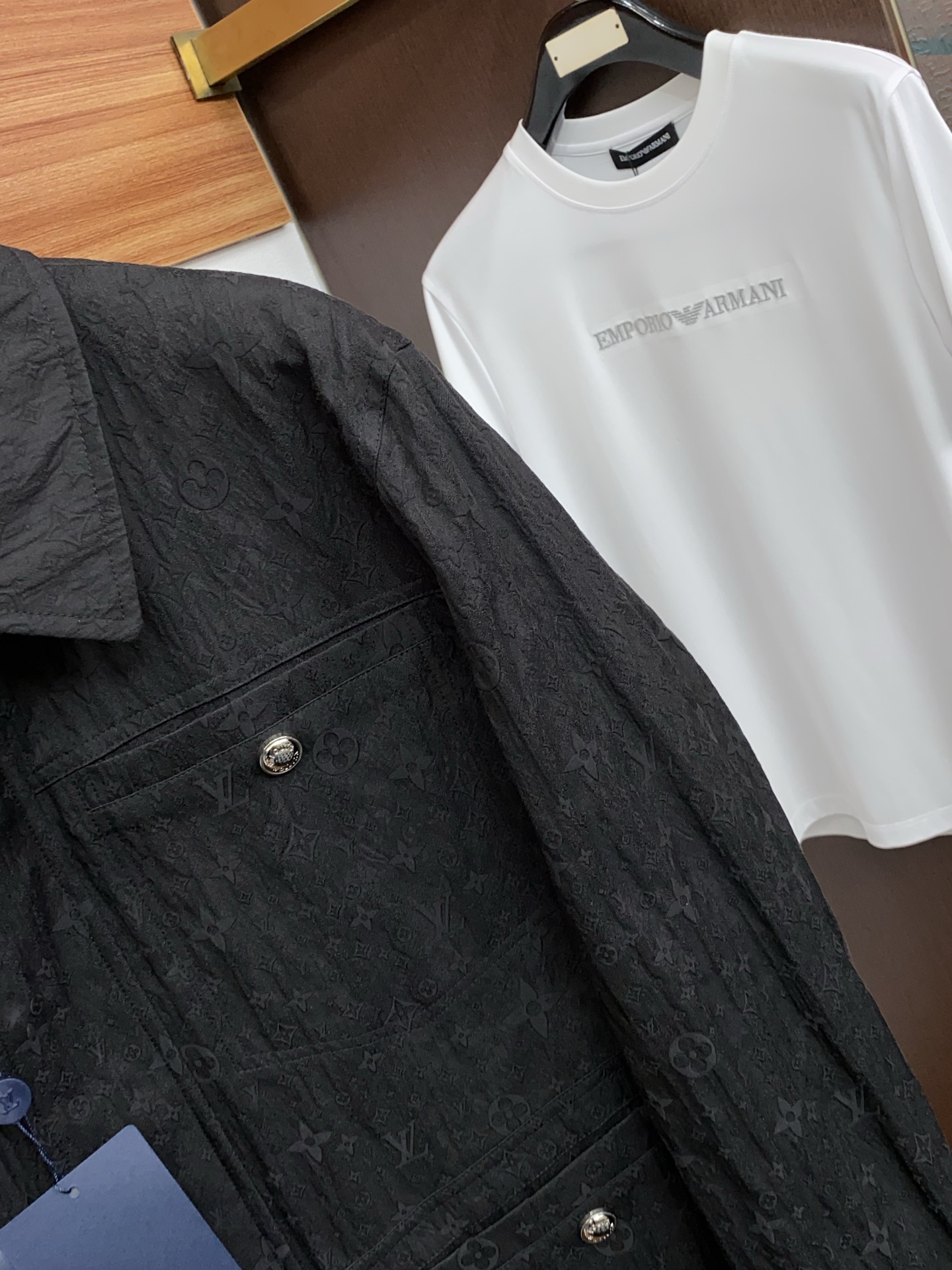 1v路易威登 2026新款男士休闲定制夹克外套。穿上简约干练的休闲外套，瞬间重回时髦霸气，又是活力满满的