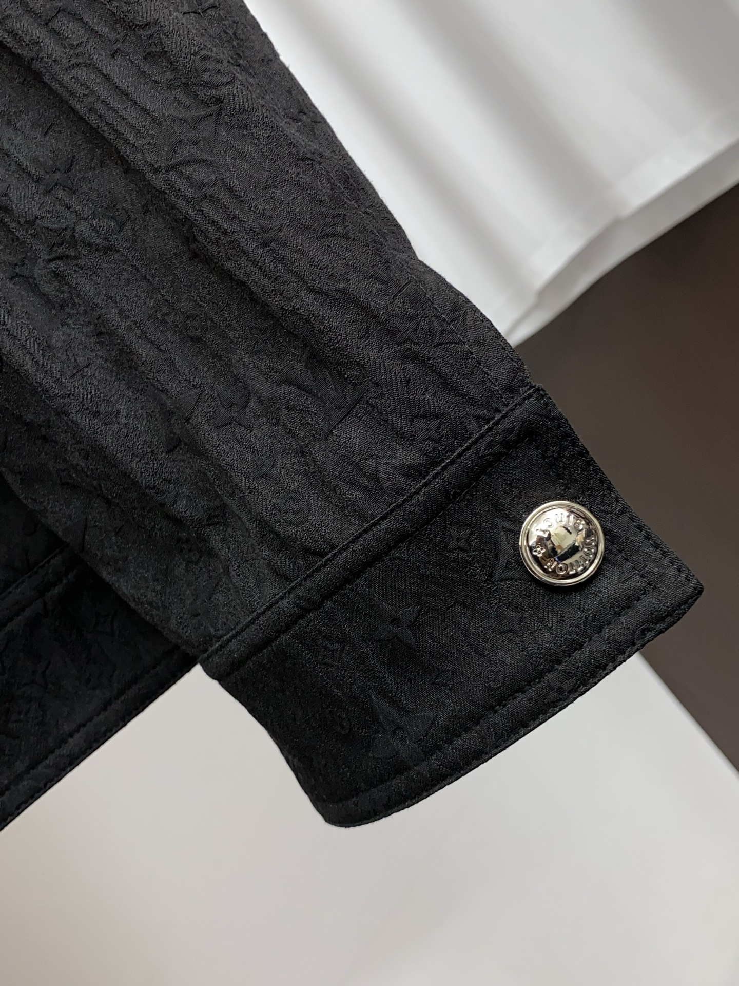 1v路易威登 2026新款男士休闲定制夹克外套。穿上简约干练的休闲外套，瞬间重回时髦霸气，又是活力满满的