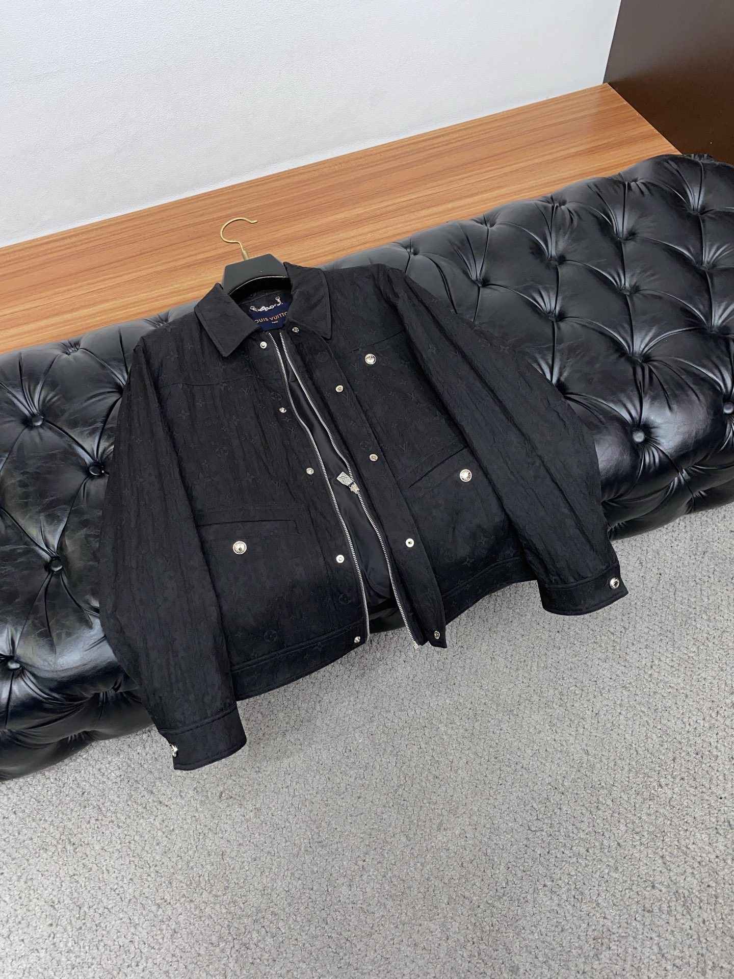 1v路易威登 2026新款男士休闲定制夹克外套。穿上简约干练的休闲外套，瞬间重回时髦霸气，又是活力满满的