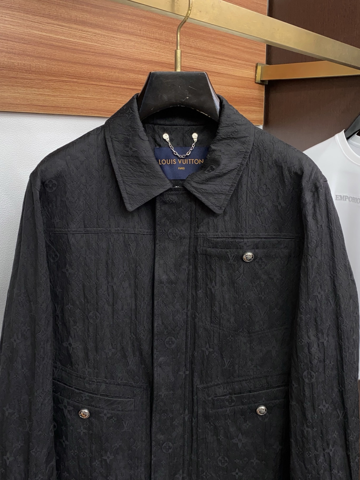 1v路易威登 2026新款男士休闲定制夹克外套。穿上简约干练的休闲外套，瞬间重回时髦霸气，又是活力满满的