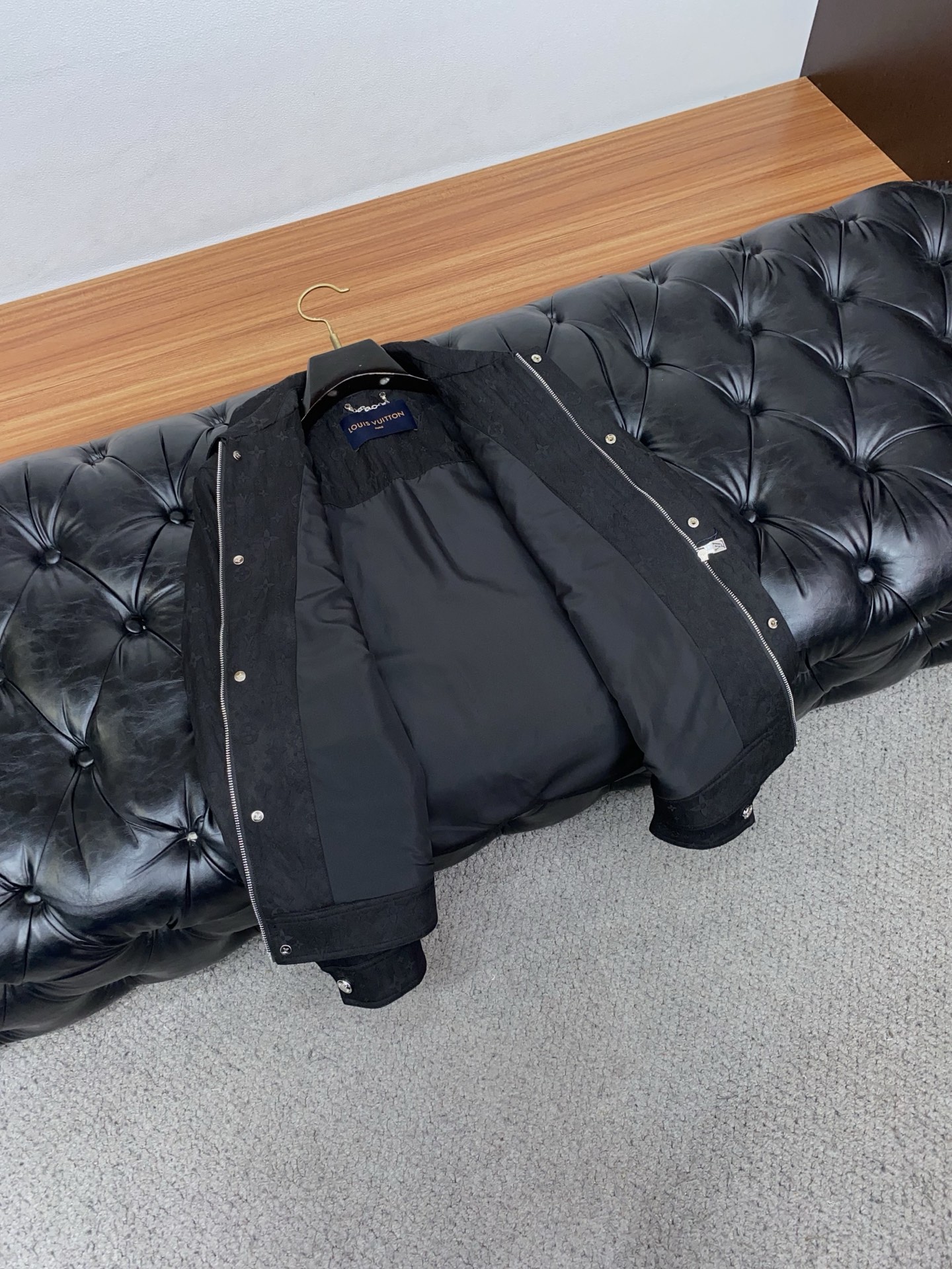 1v路易威登 2026新款男士休闲定制夹克外套。穿上简约干练的休闲外套，瞬间重回时髦霸气，又是活力满满的