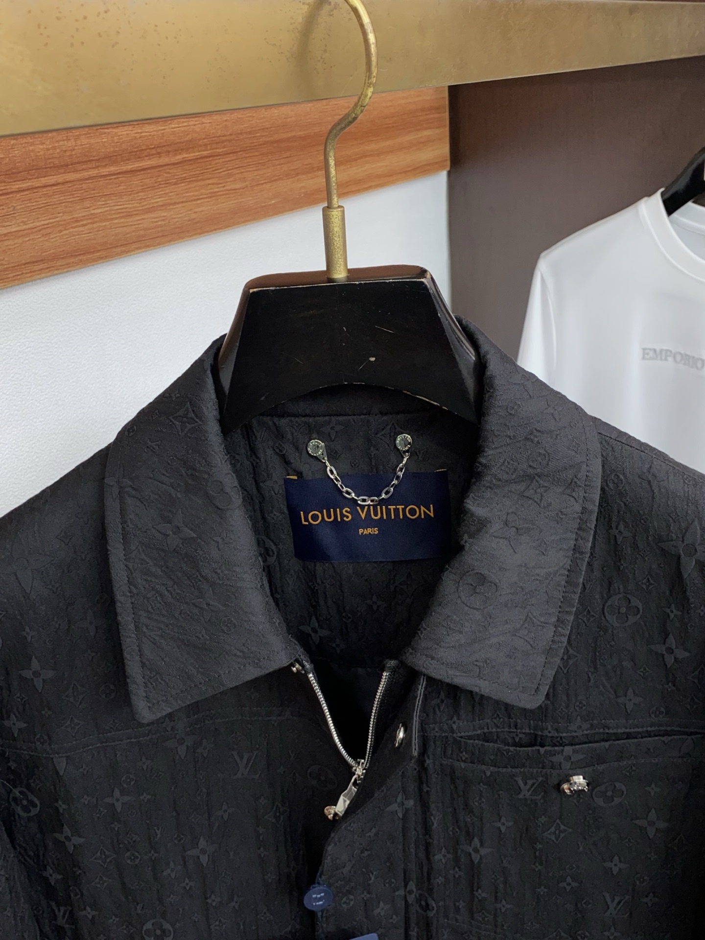 1v路易威登 2026新款男士休闲定制夹克外套。穿上简约干练的休闲外套，瞬间重回时髦霸气，又是活力满满的